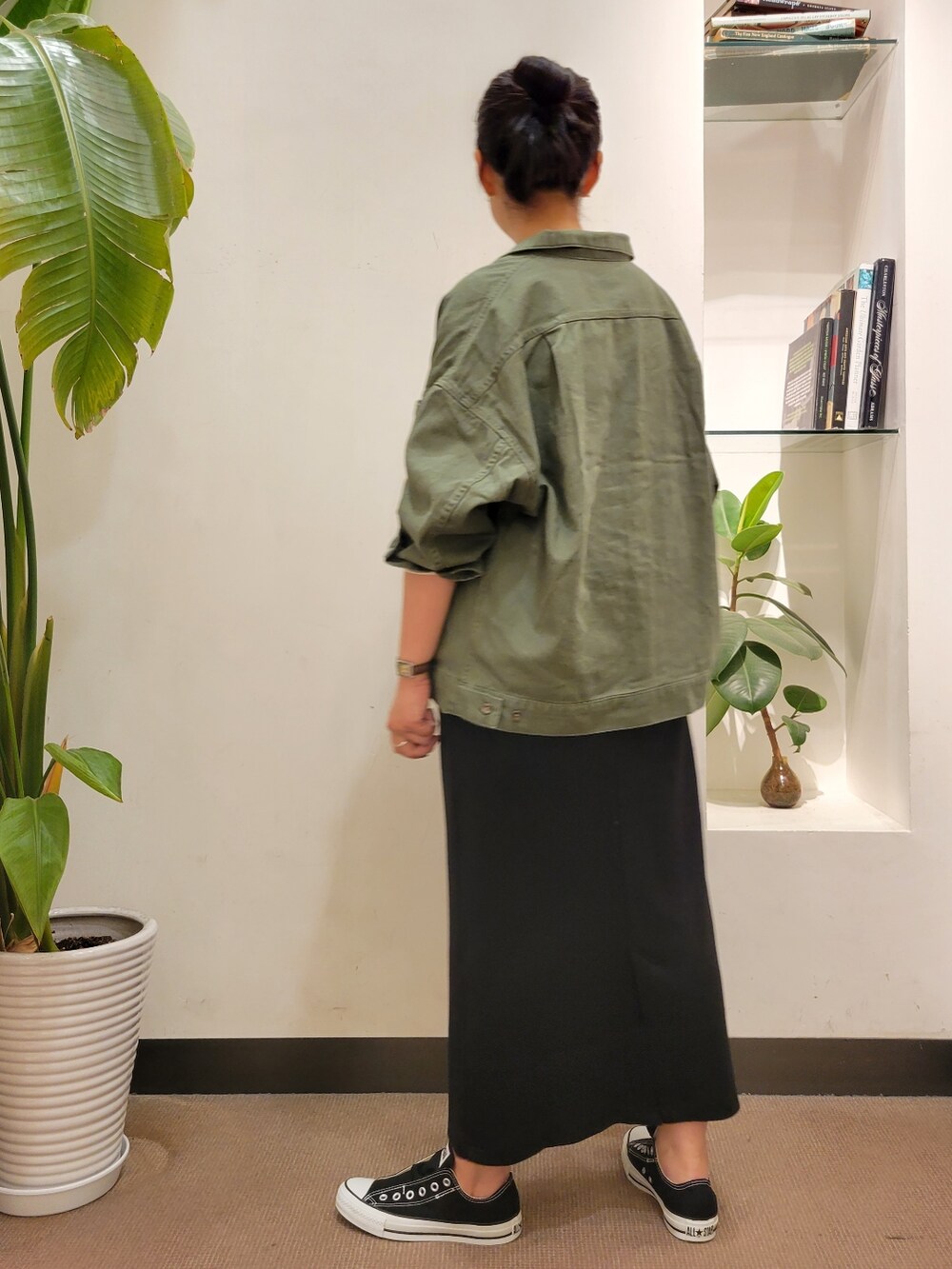 「タイトスカート、ジャケット、converse、大人カジュアル、カーキ、ラクチンコーデ、URBAN RESEARCH DOORS、アーバンリサーチドアーズ、URBAN RESEARCH DOORS WOMENS、ドルマンジャケット」｜「URBAN RESEARCH DOORSのコットンツイルドルマンジャケット（その他アウター、グリーン系）」を使った、emiinamiiさん（レディース・164cm）の秋コーディネートの3枚目の写真