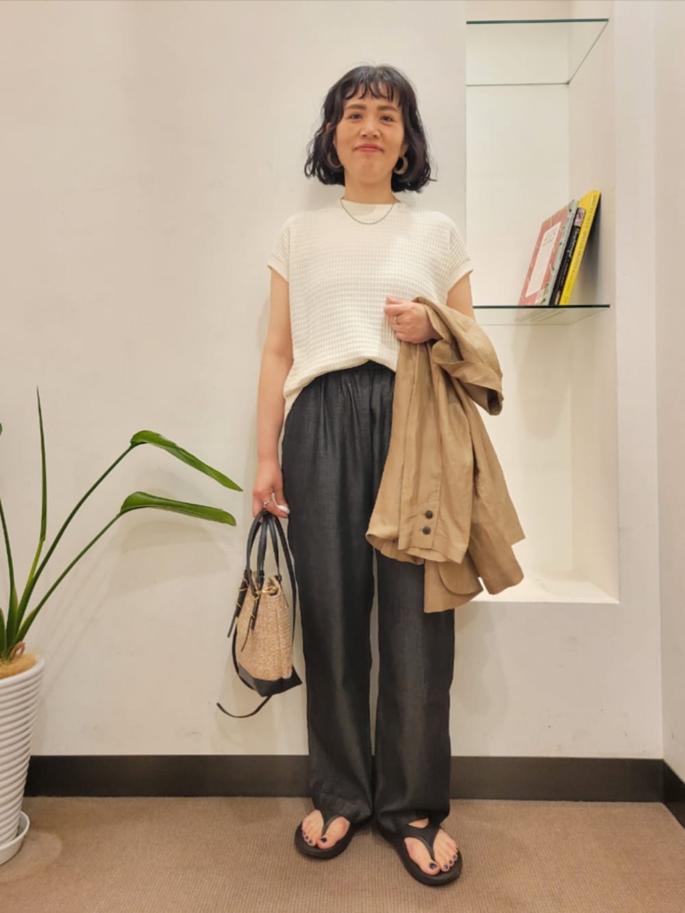 ベージュ系のその他アウター、ホワイト系のTシャツ/カットソー、ブラック系のデニムパンツを着用したレディースの夏コーディネートの4枚目の写真
