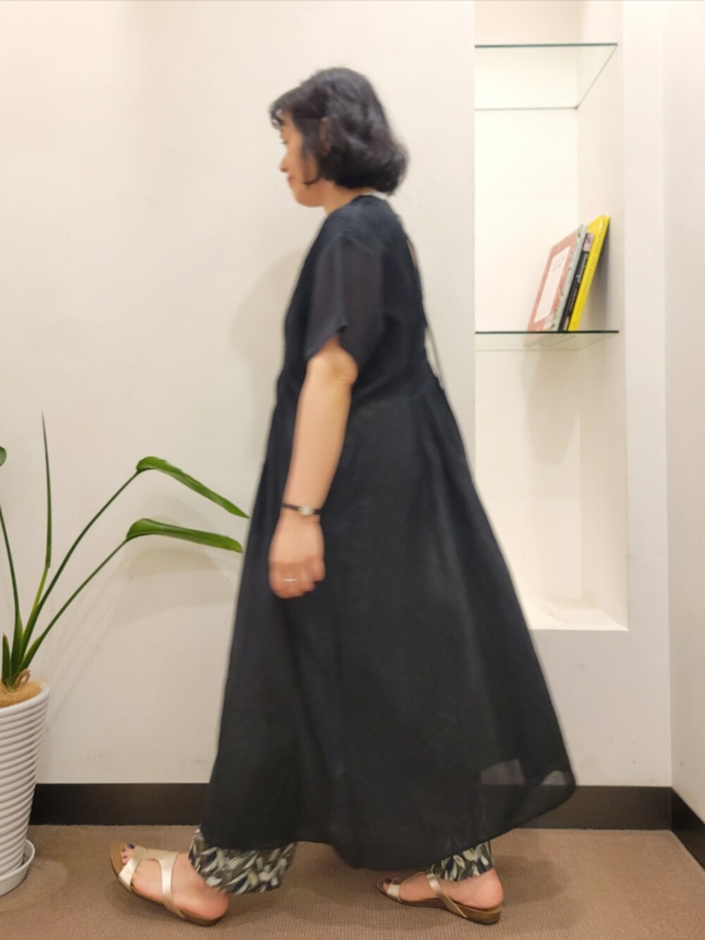 ベージュ系のトートバッグ、ブラック系のワンピース、グリーン系のその他パンツを着用したレディースの夏コーディネートの4枚目の写真