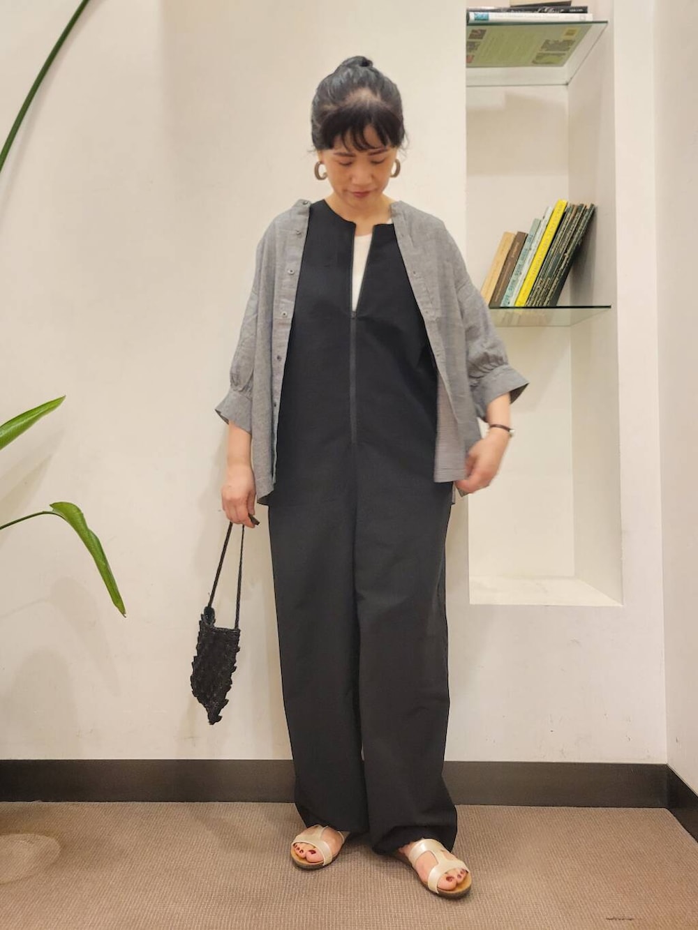 「シャツ、オールインワン、urbanresearchdoors、ママコーデ、サンダル、レイヤード、アーバンリサーチドアーズ、骨格ウェーブ、ウェーブxブルベ夏、ウェーブx高身長、着回し力抜群シャツ」｜「FORK&SPOONのFORK&SPOON　フロントジップオールインワン（つなぎ/オールインワン、ブラック系）」を使った、浪口　絵美さん（レディース・164cm）の夏コーディネートの2枚目の写真