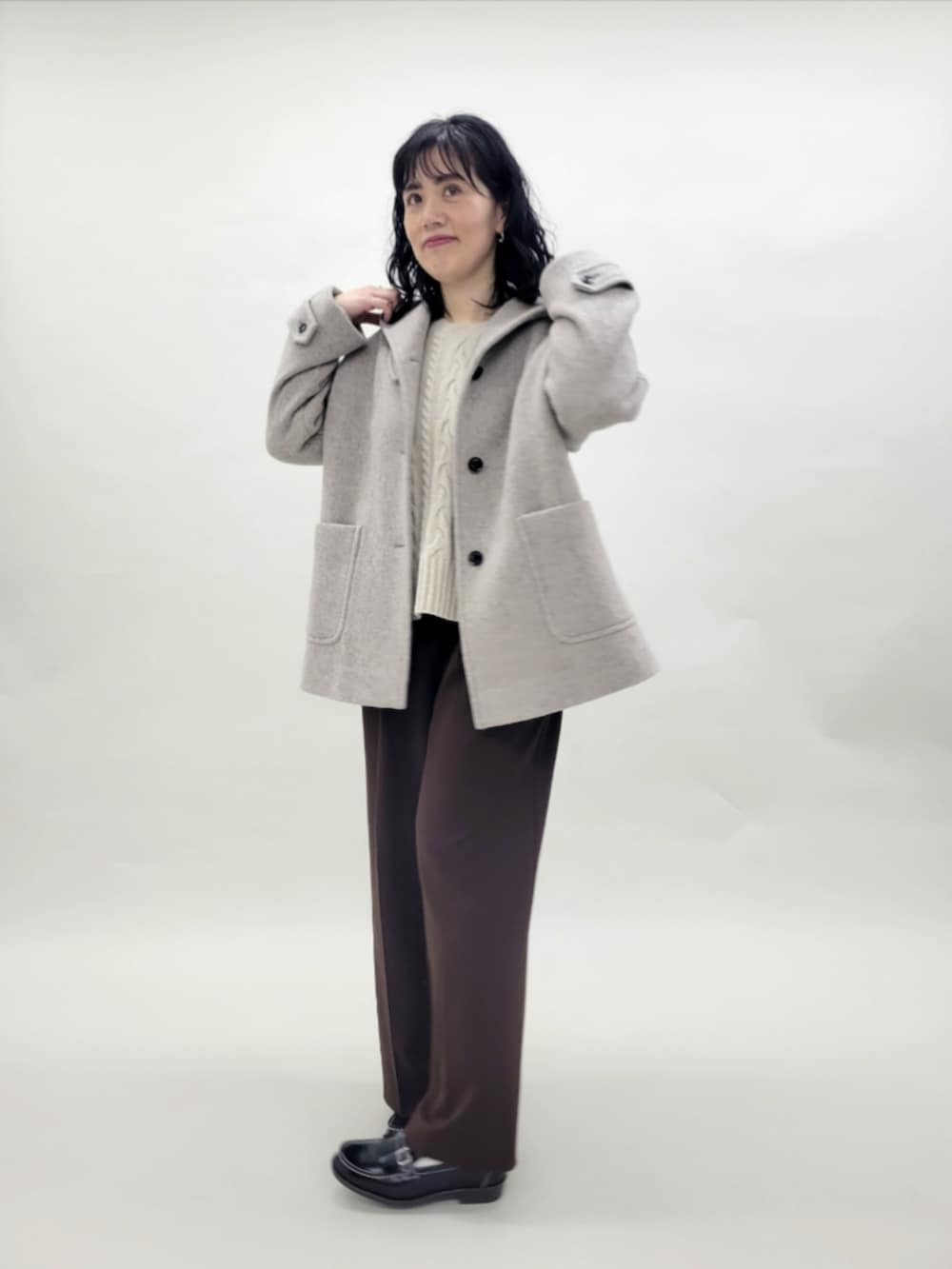 ベージュ系のニット/セーター、ブラック系のローファー、ベージュ系のその他アウターを着用したレディースの秋コーディネートの2枚目の写真