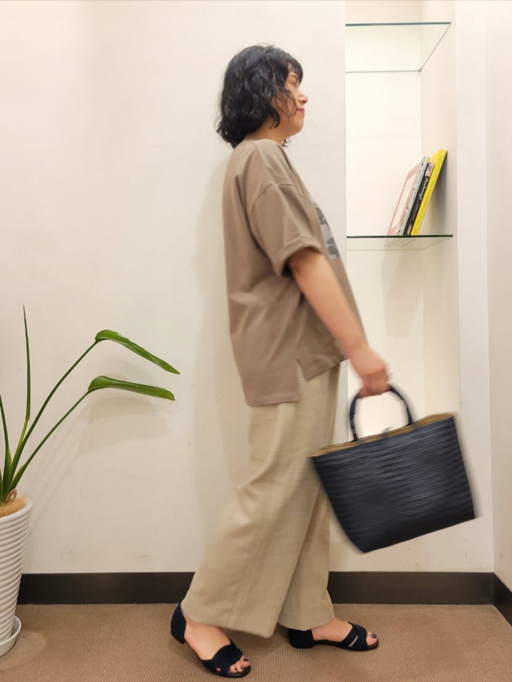 ブルー系のトートバッグ、ブラウン系のTシャツ/カットソー、ベージュ系のその他パンツを着用したレディースの夏コーディネートの4枚目の写真