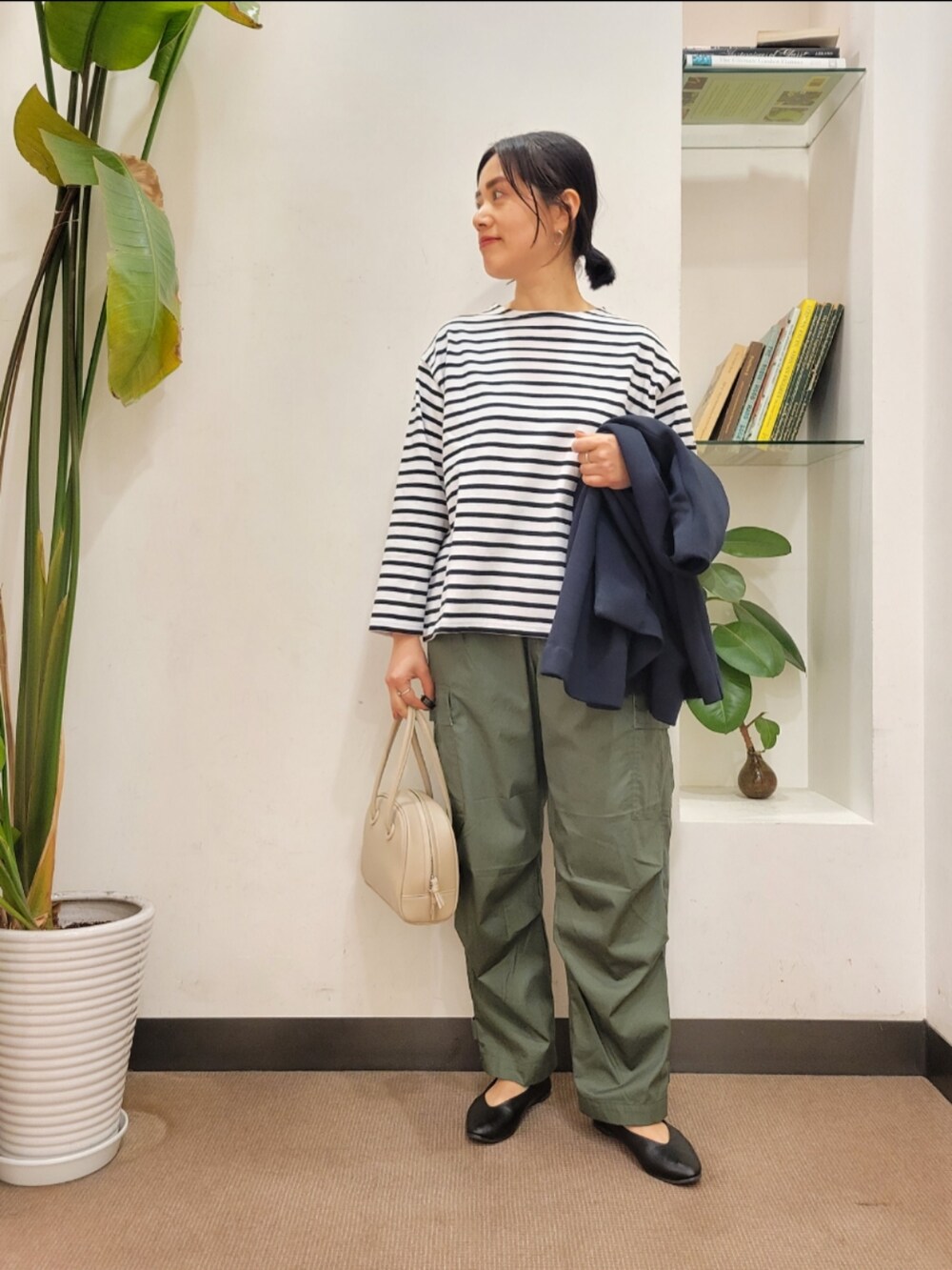 「ジャケット、ボーダー、カーゴパンツ、orcival、ノーカラージャケット、パンツスタイル、URBAN RESEARCH DOORS、アーバンリサーチドアーズ、オトナカジュアル、URBAN RESEARCH DOORS WOMENS」|「URBAN RESEARCH DOORSのVカットパンプス(パンプス、ブラック系)」を使った、emiinamiiさん(レディース・164cm)の春コーディネートの4枚目の写真