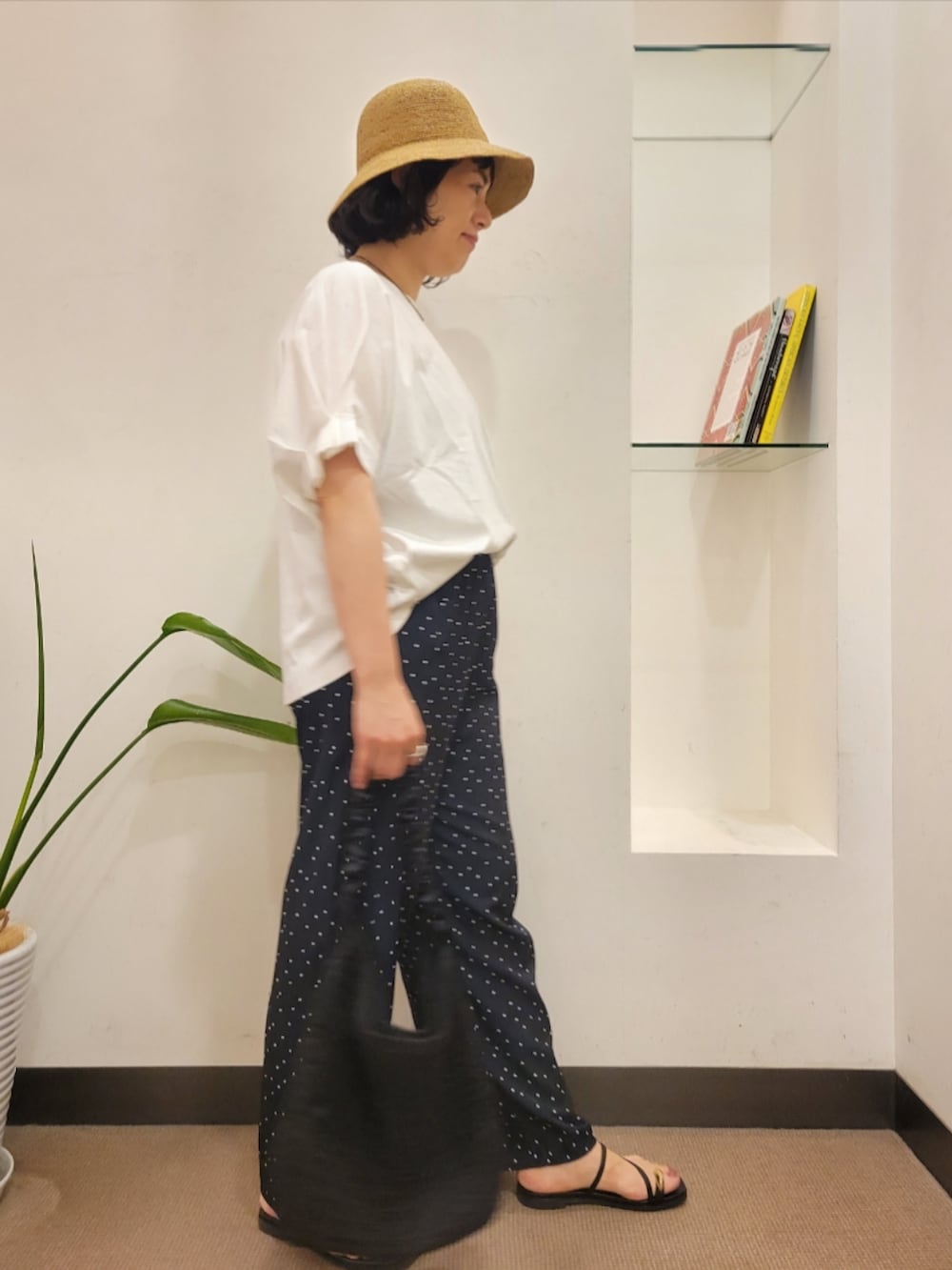 ブルー系のその他パンツ、ホワイト系のTシャツ/カットソー、ブラック系のサンダルを着用したレディースの夏コーディネートの3枚目の写真