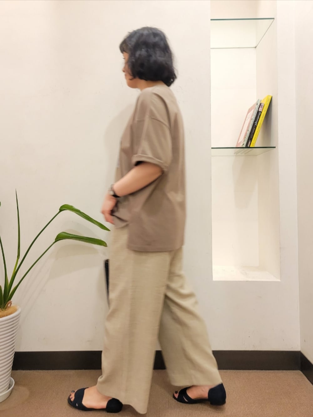 ブルー系のトートバッグ、ブラウン系のTシャツ/カットソー、ベージュ系のその他パンツを着用したレディースの夏コーディネートの5枚目の写真