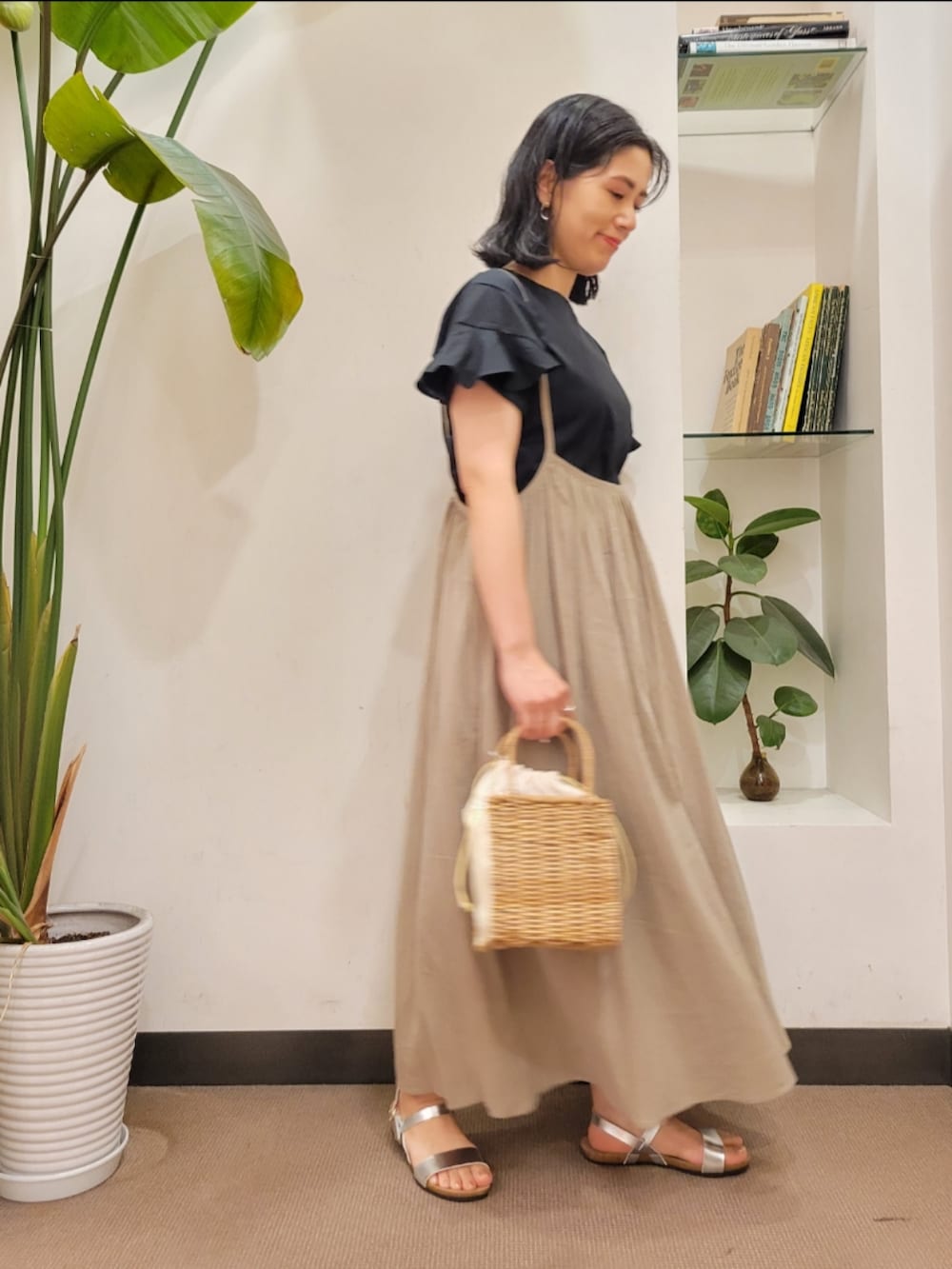 「レイヤードスタイル、シンプルコーデ、春夏コーデ、ラクチンコーデ、URBAN RESEARCH DOORS、キャミワンピ、アーバンリサーチドアーズ、おでかけコーデ、袖フリル、URBAN RESEARCH DOORS WOMENS」｜「RODE SKOのラフソールアンクルサンダル（サンダル、シルバー系）」を使った、emiinamiiさん（レディース・164cm）の春コーディネートの4枚目の写真
