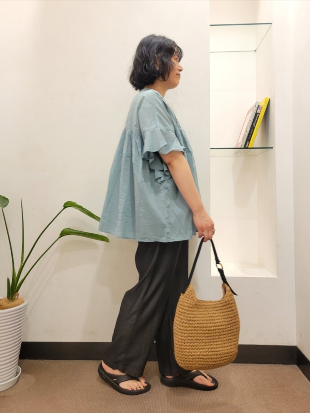 ブルー系のシャツ/ブラウス、ブラック系のデニムパンツ、ブラック系のサンダルを着用したレディースの夏コーディネートの4枚目の写真