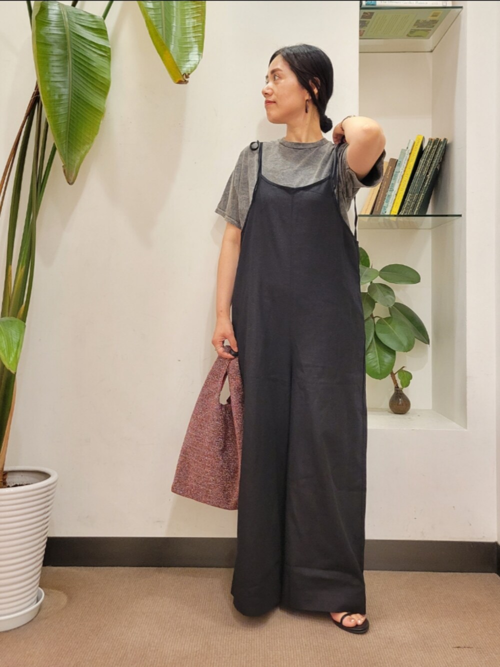 ブラック系のサンダル、その他のトートバッグ、ブラック系のサロペット/オーバーオールを着用したレディースの夏コーディネートの2枚目の写真