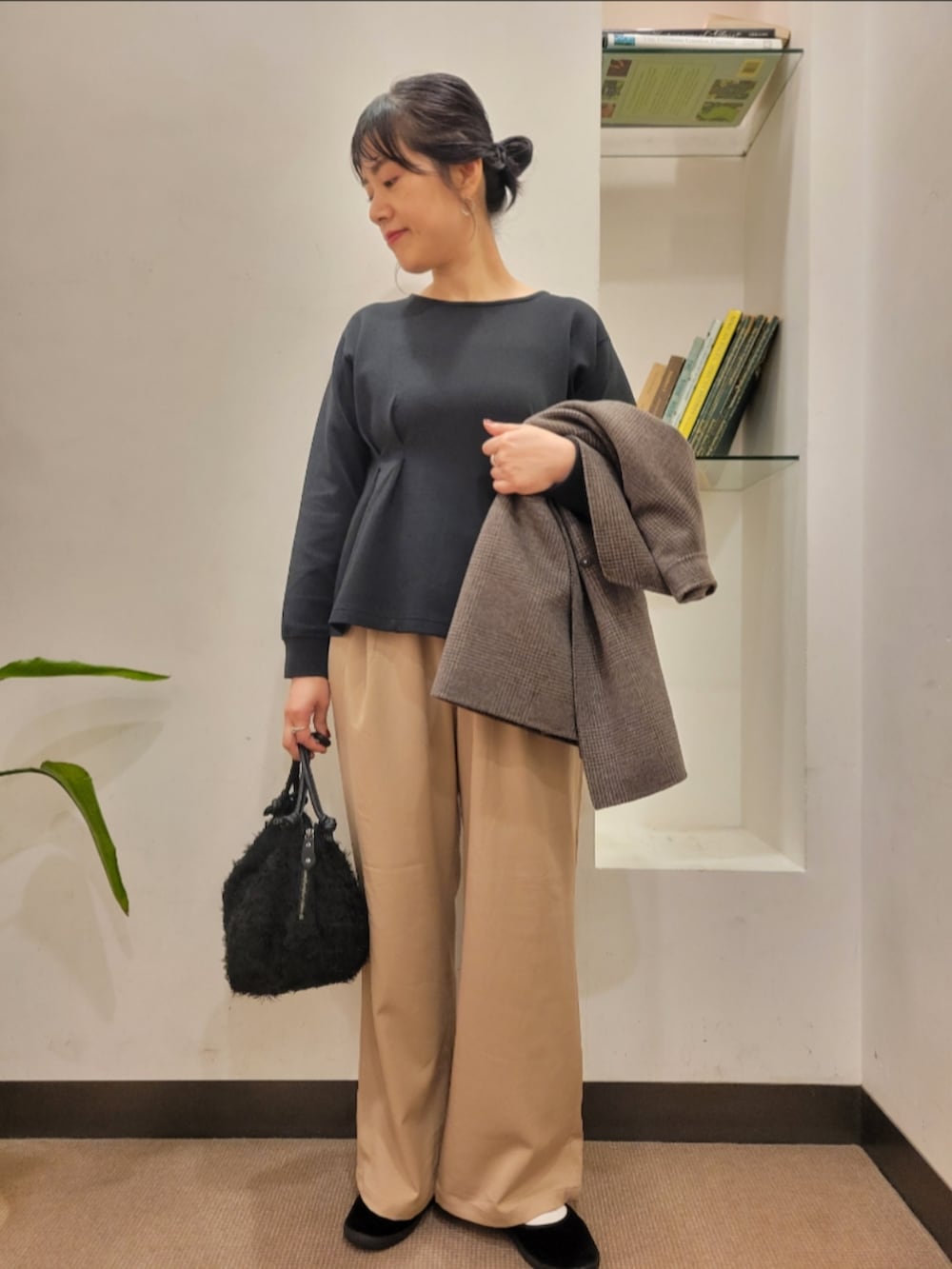 ブラック系のハンドバッグ、その他のその他アウター、ベージュ系のその他パンツを着用したレディースの秋コーディネートの4枚目の写真
