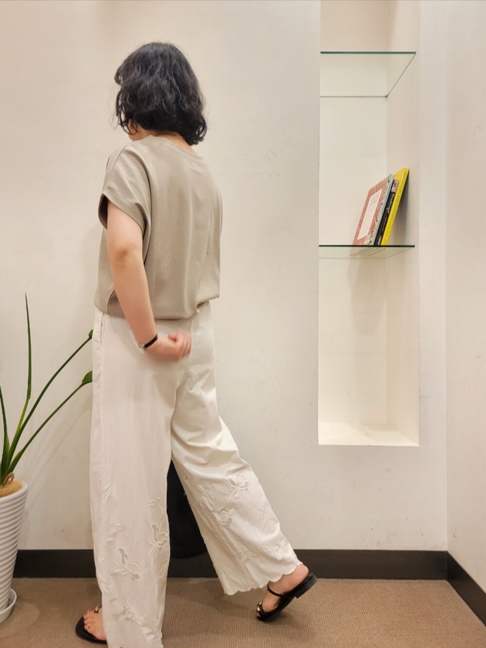 グレー系のTシャツ/カットソー、ホワイト系のその他パンツ、ブラック系のショルダーバッグを着用したレディースの夏コーディネートの3枚目の写真