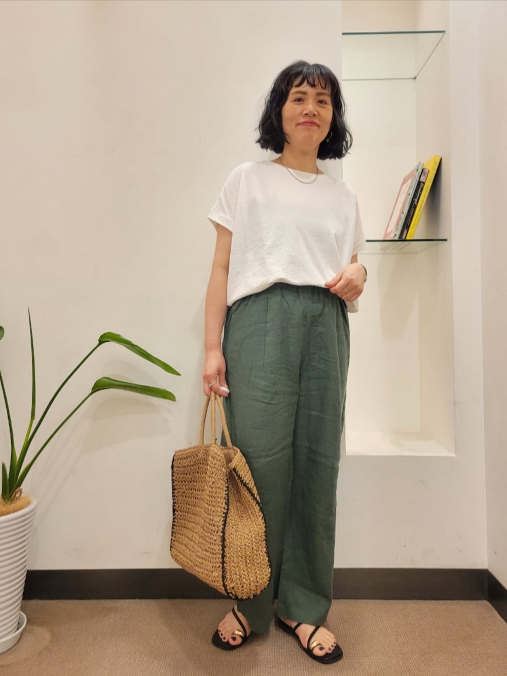 ベージュ系のトートバッグ、ホワイト系のTシャツ/カットソー、グリーン系のその他パンツを着用したレディースの夏コーディネートの2枚目の写真