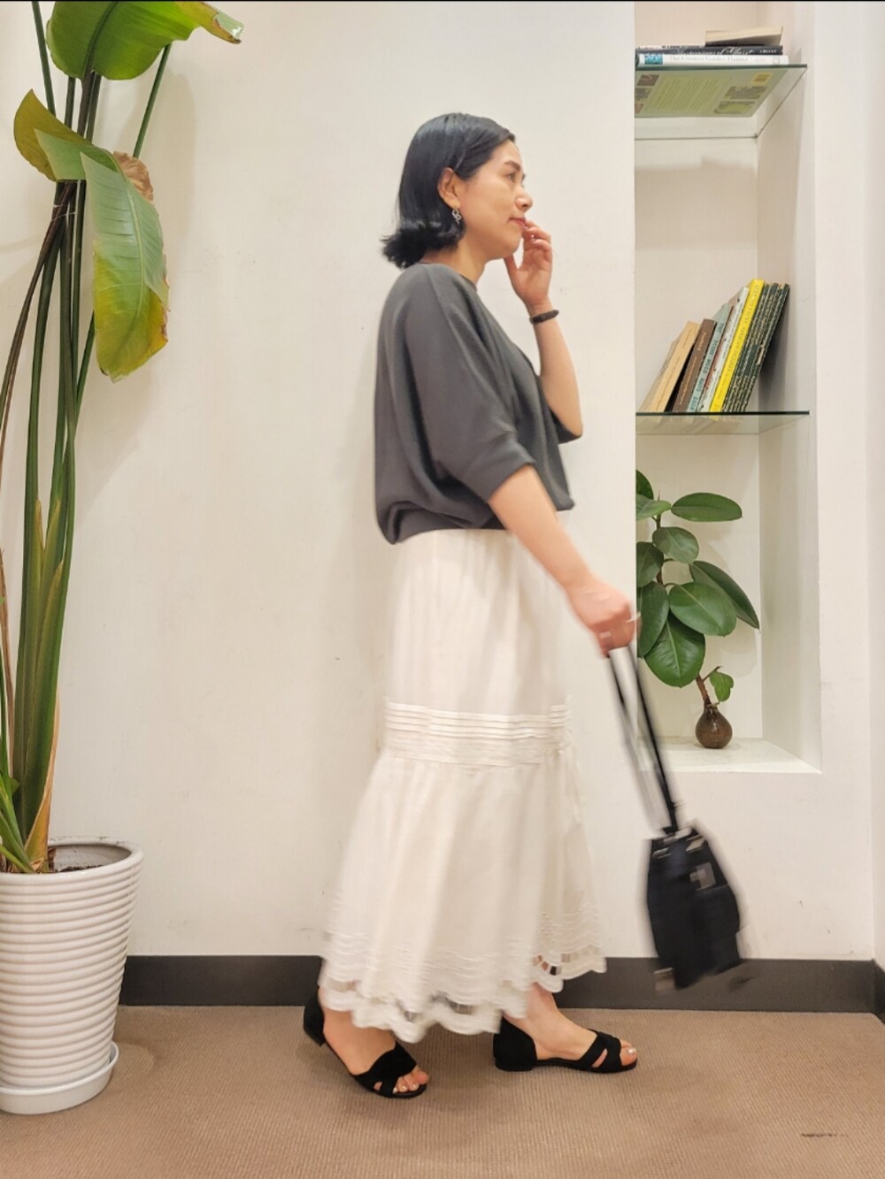 「スカート、Tシャツ、ドルマンスリーブ、サンダル、きれいめカジュアル、ティアードスカート、スカラップ、URBAN RESEARCH DOORS、アーバンリサーチドアーズ、URBAN RESEARCH DOORS WOMENS」|「URBAN RESEARCH DOORSのセパレートフラットサンダル(サンダル、ブラック系)」を使った、emiinamiiさん(レディース・164cm)の春コーディネートの4枚目の写真