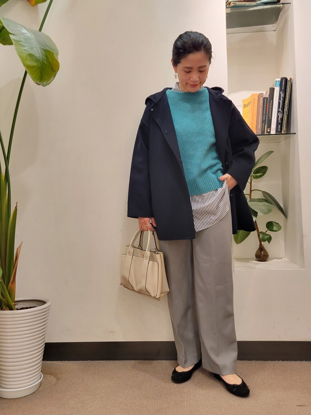 「コート、ニット、ストライプ、ゆるニット、レイヤードスタイル、パンツスタイル、ラクチンコーデ、URBAN RESEARCH DOORS、アーバンリサーチドアーズ、URBAN RESEARCH DOORS WOMENS」|「RODE SKOのプチダブルポケットトートバッグ(トートバッグ、ホワイト系)」を使った、emiinamiiさん(レディース・164cm)の冬コーディネートの2枚目の写真