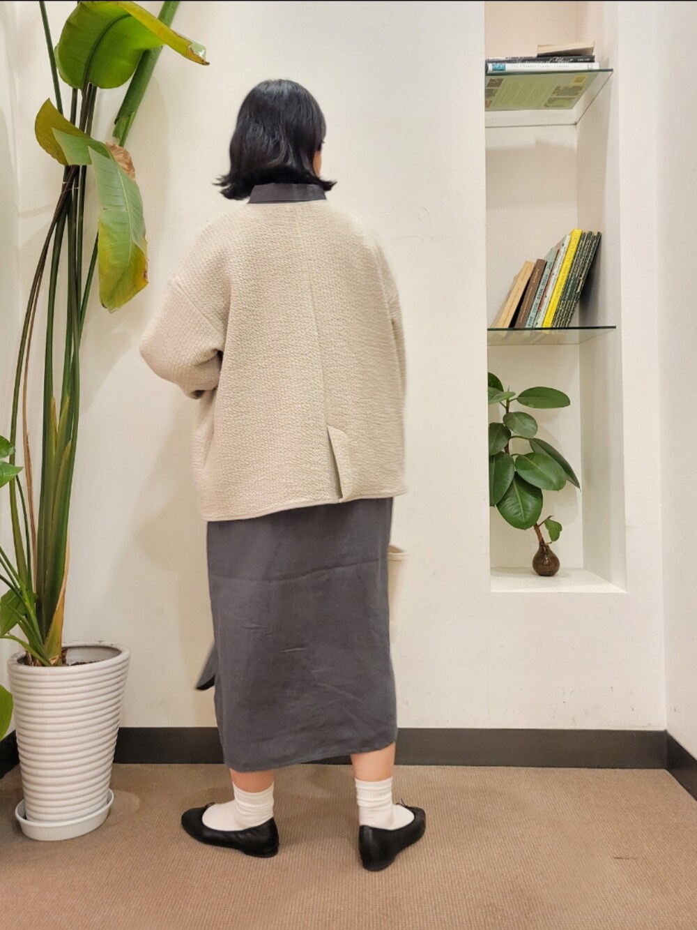 「ワンピース、キルティング、リネン、シャツワンピ、春アウター、シンプルコーデ、URBAN RESEARCH DOORS、アーバンリサーチドアーズ、URBAN RESEARCH DOORS WOMENS、キルトジャケット」｜「URBAN RESEARCH DOORSのやわらかバレエシューズ（パンプス、ブラック系）」を使った、emiinamiiさん（レディース・164cm）の春コーディネートの3枚目の写真