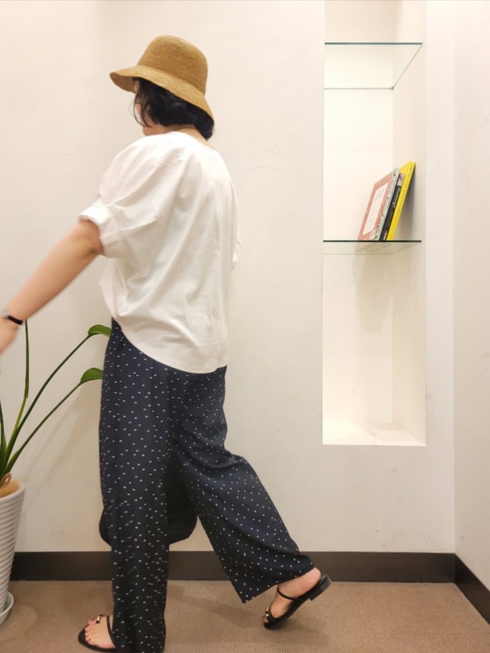 ブルー系のその他パンツ、ホワイト系のTシャツ/カットソー、ブラック系のサンダルを着用したレディースの夏コーディネートの4枚目の写真