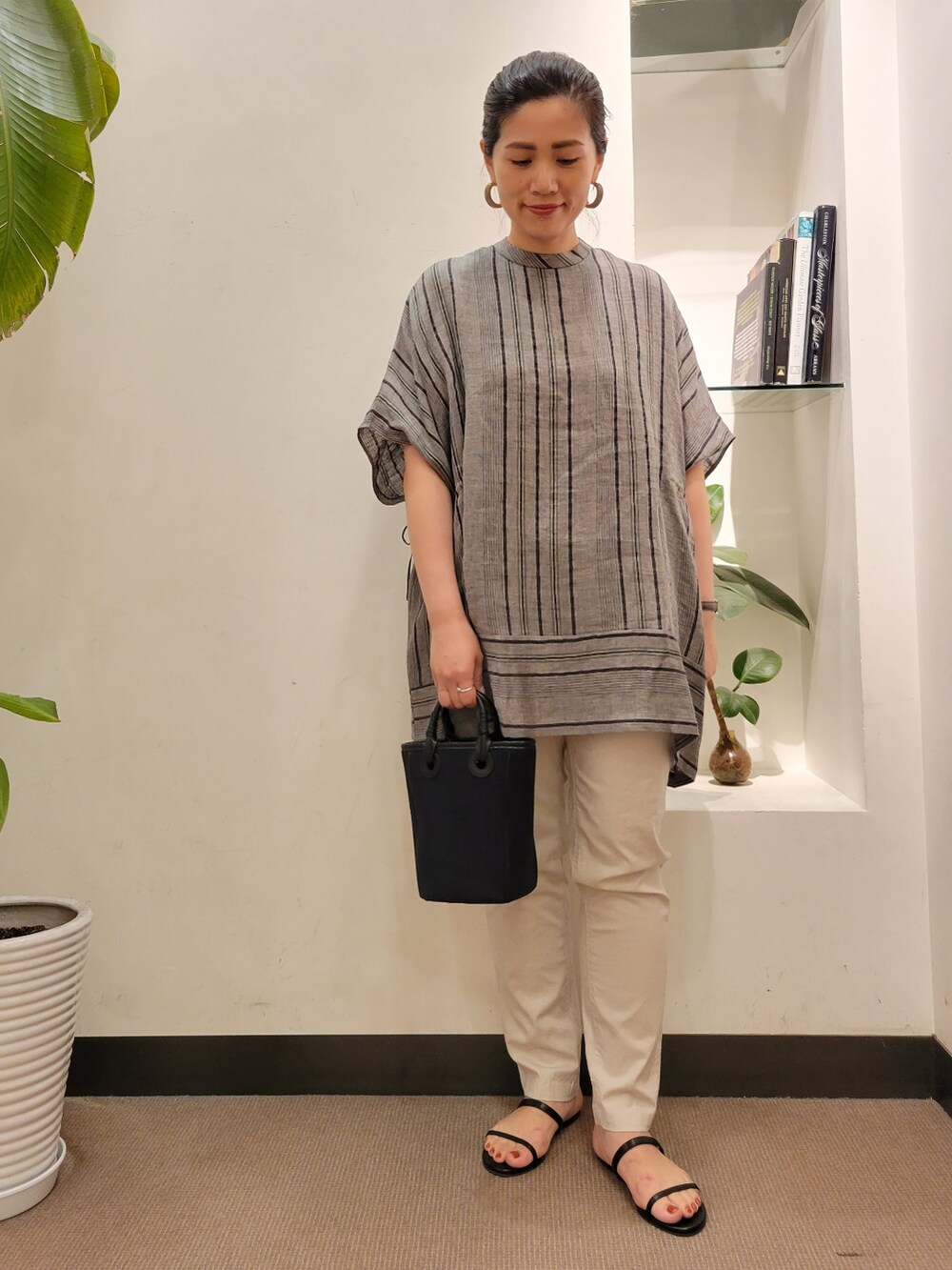 ブラック系のサンダル、ブルー系のショルダーバッグ、ベージュ系のその他パンツを着用したレディースの夏コーディネートの2枚目の写真