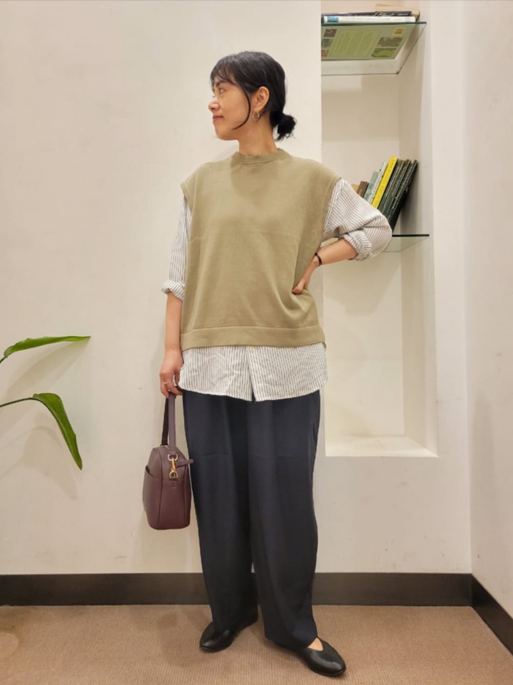 レッド系のショルダーバッグ、ブルー系のその他パンツ、その他のシャツ/ブラウスを着用したレディースの秋コーディネートの2枚目の写真