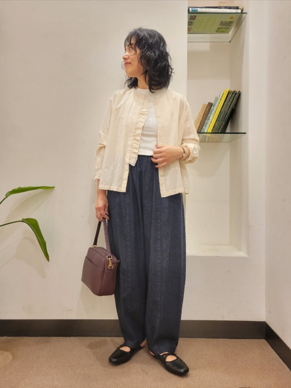 レッド系のショルダーバッグ、ホワイト系のTシャツ/カットソー、ブラック系のサンダルを着用したレディースの秋コーディネートの2枚目の写真