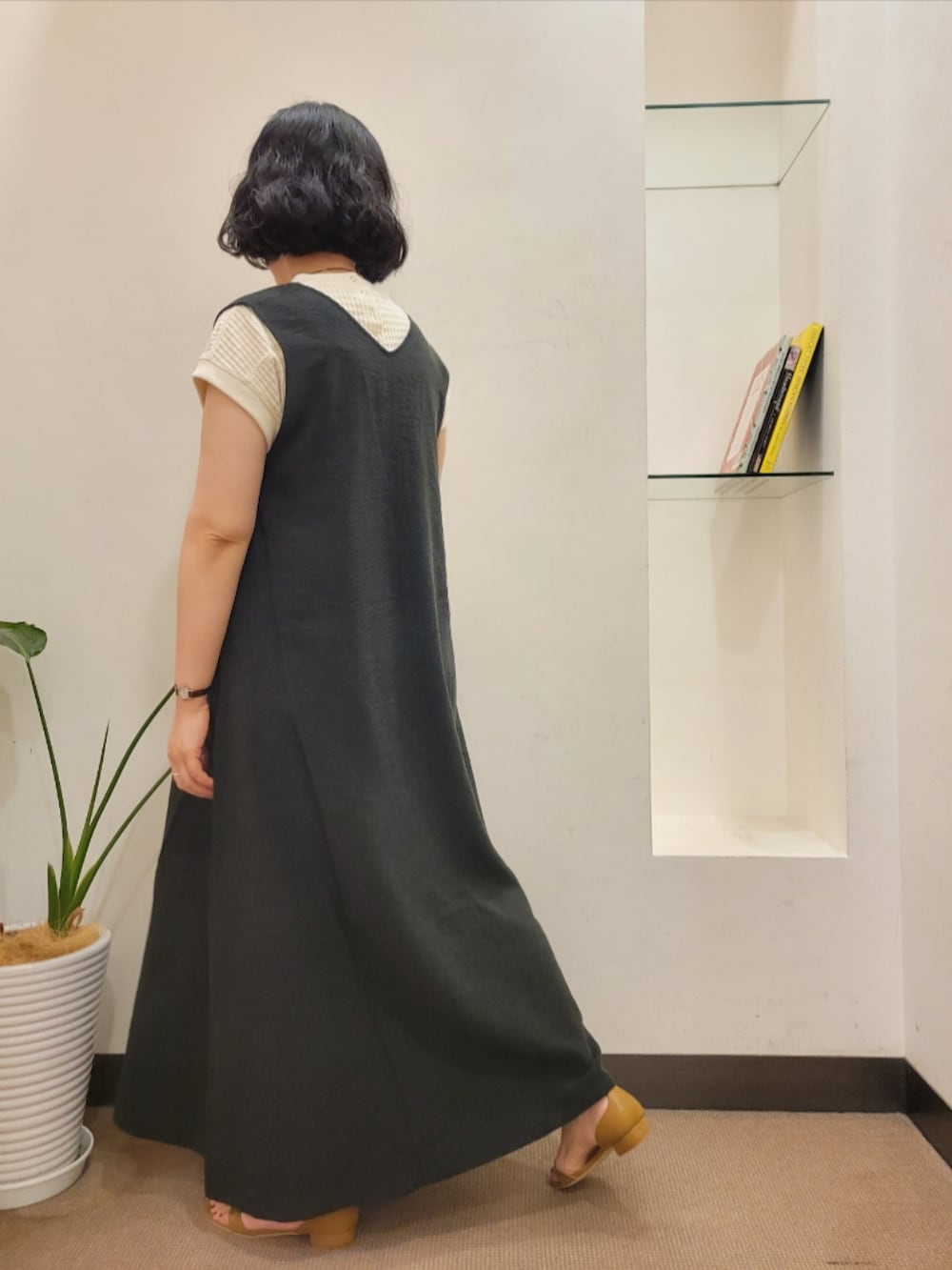 ホワイト系のTシャツ/カットソー、ブラック系のショルダーバッグ、イエロー系のサンダルを着用したレディースの夏コーディネートの5枚目の写真
