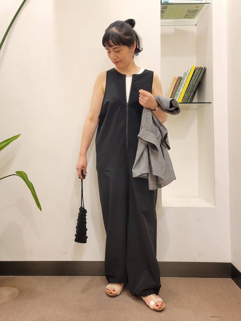 「シャツ、オールインワン、urbanresearchdoors、ママコーデ、サンダル、レイヤード、アーバンリサーチドアーズ、骨格ウェーブ、ウェーブxブルベ夏、ウェーブx高身長、着回し力抜群シャツ」｜「FORK&SPOONのFORK&SPOON　フロントジップオールインワン（つなぎ/オールインワン、ブラック系）」を使った、浪口　絵美さん（レディース・164cm）の夏コーディネートの6枚目の写真