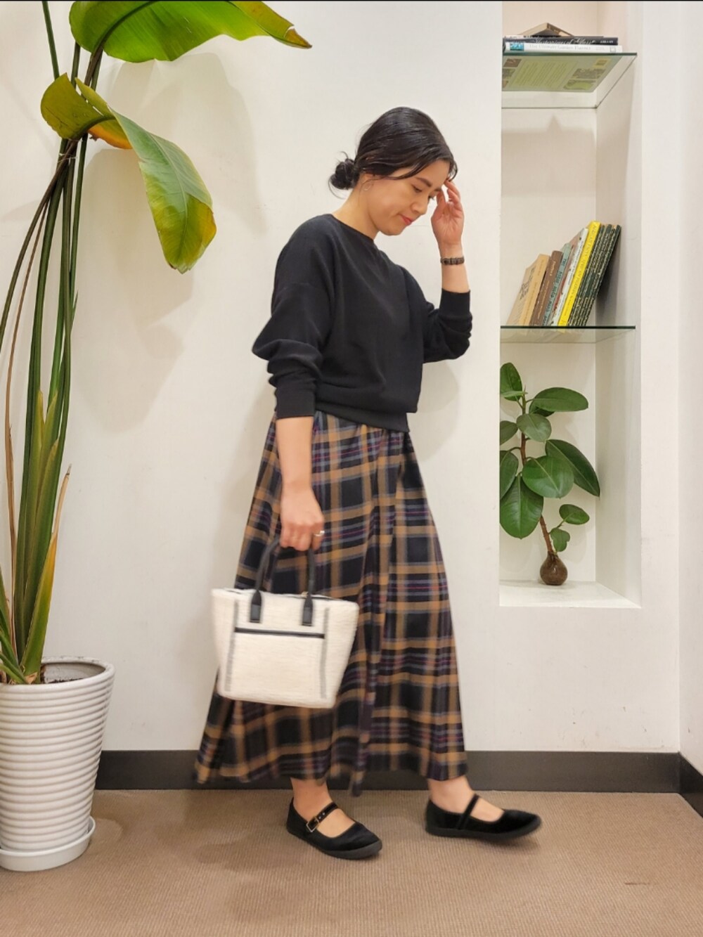 ブラック系のTシャツ/カットソーを着用したレディースの秋コーディネートの3枚目の写真