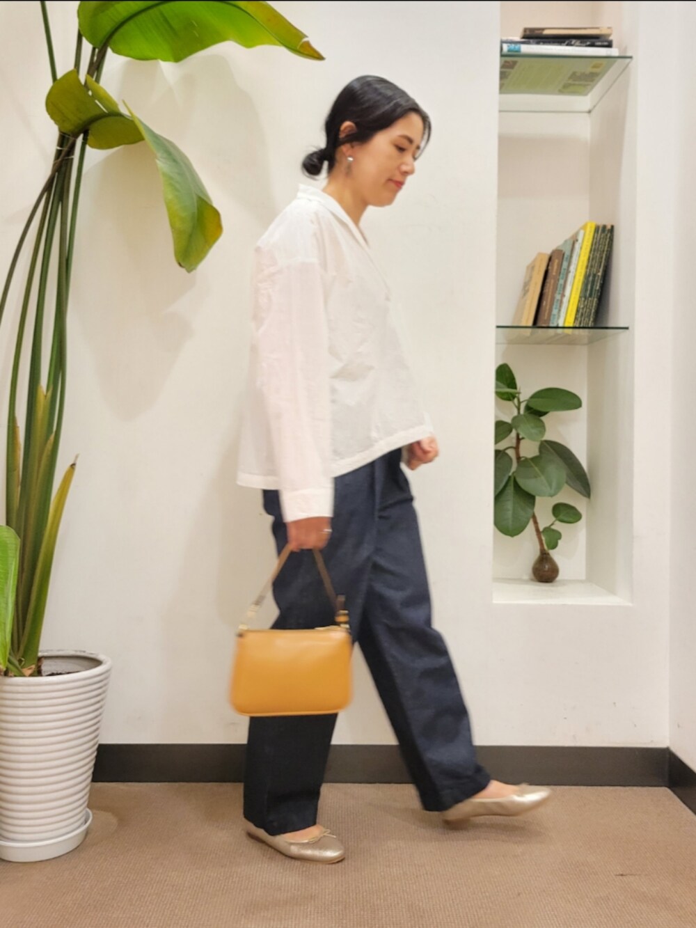 ゴールド系のパンプス、イエロー系のショルダーバッグ、ホワイト系のシャツ/ブラウスを着用したレディースの秋コーディネートの3枚目の写真