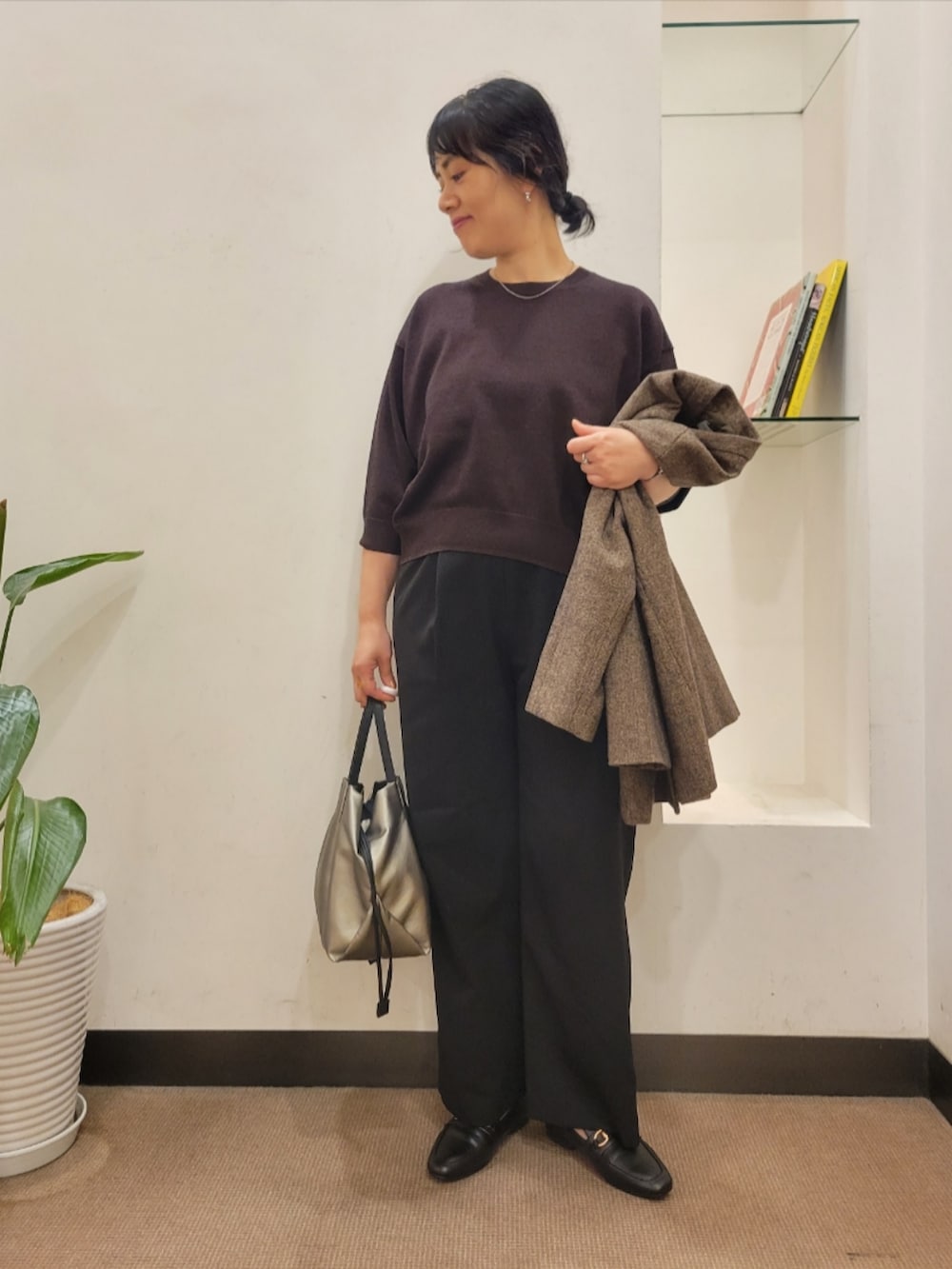 ブラウン系のノーカラージャケット、ブラウン系のその他トップス、グレー系のその他パンツを着用したレディースの秋コーディネートの4枚目の写真