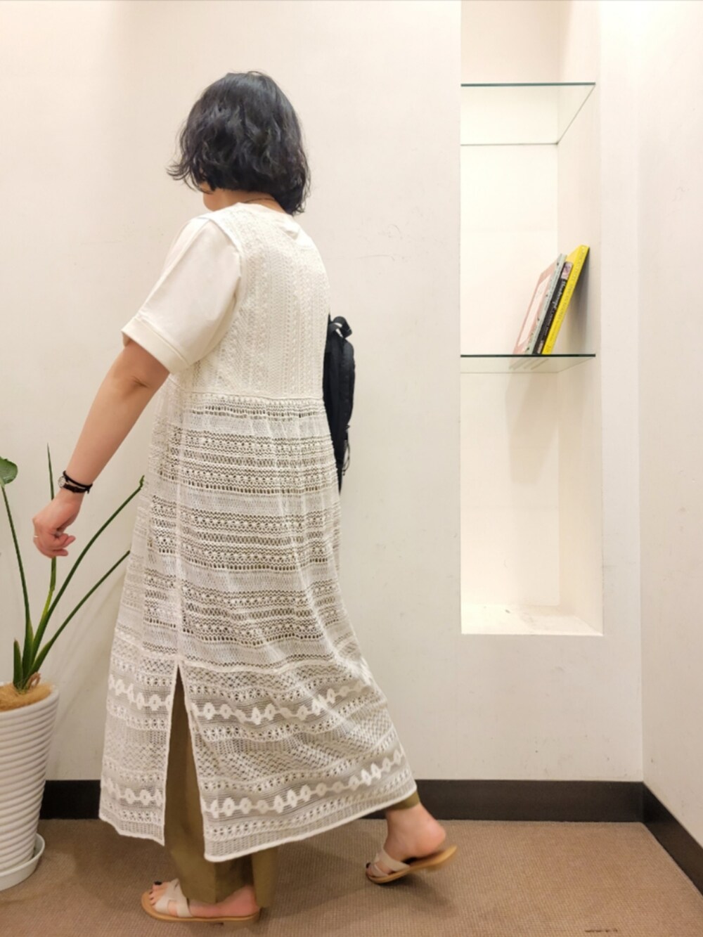 ブラック系のバックパック/リュック、ホワイト系のTシャツ/カットソー、ベージュ系のその他パンツを着用したレディースの夏コーディネートの4枚目の写真