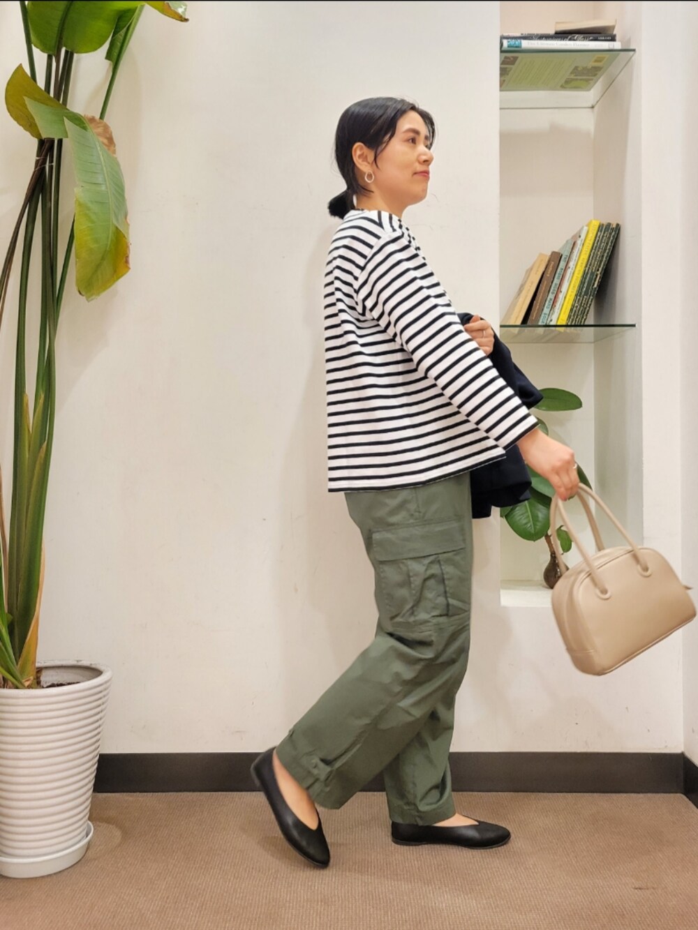 「ジャケット、ボーダー、カーゴパンツ、orcival、ノーカラージャケット、パンツスタイル、URBAN RESEARCH DOORS、アーバンリサーチドアーズ、オトナカジュアル、URBAN RESEARCH DOORS WOMENS」|「URBAN RESEARCH DOORSのVカットパンプス(パンプス、ブラック系)」を使った、emiinamiiさん(レディース・164cm)の春コーディネートの5枚目の写真