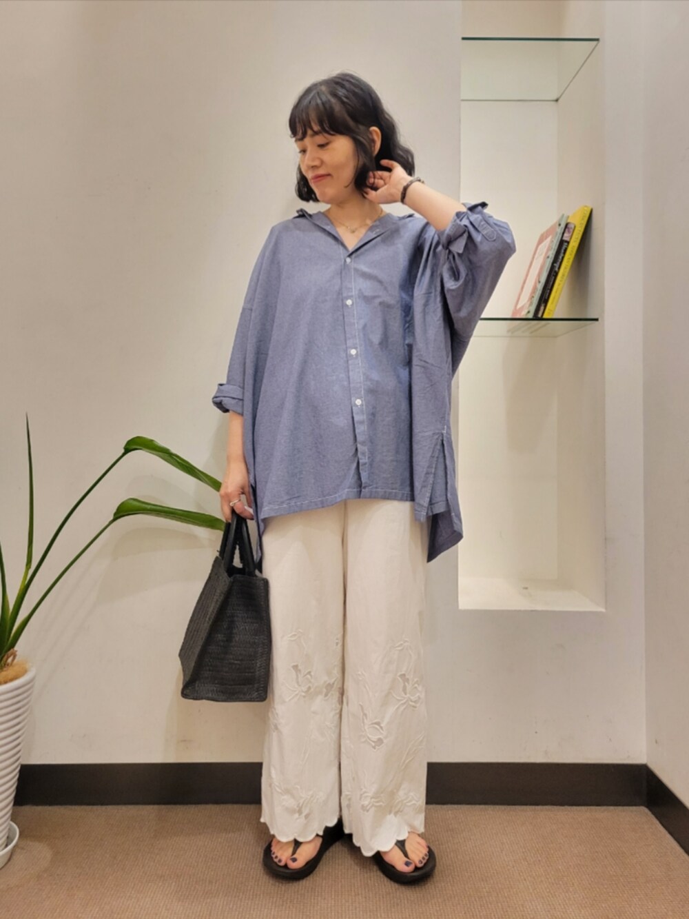 ホワイト系のその他パンツ、ブルー系のシャツ/ブラウス、ブラック系のハンドバッグを着用したレディースの夏コーディネートの2枚目の写真
