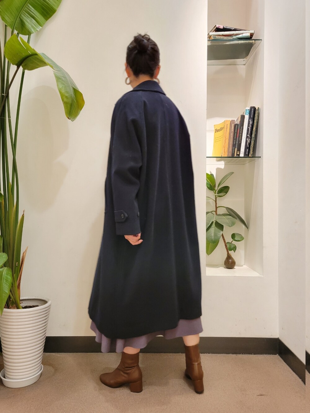 ブラウン系のブーツ、ブラウン系のトートバッグ、グレー系のワンピースを着用したレディースの冬コーディネートの3枚目の写真