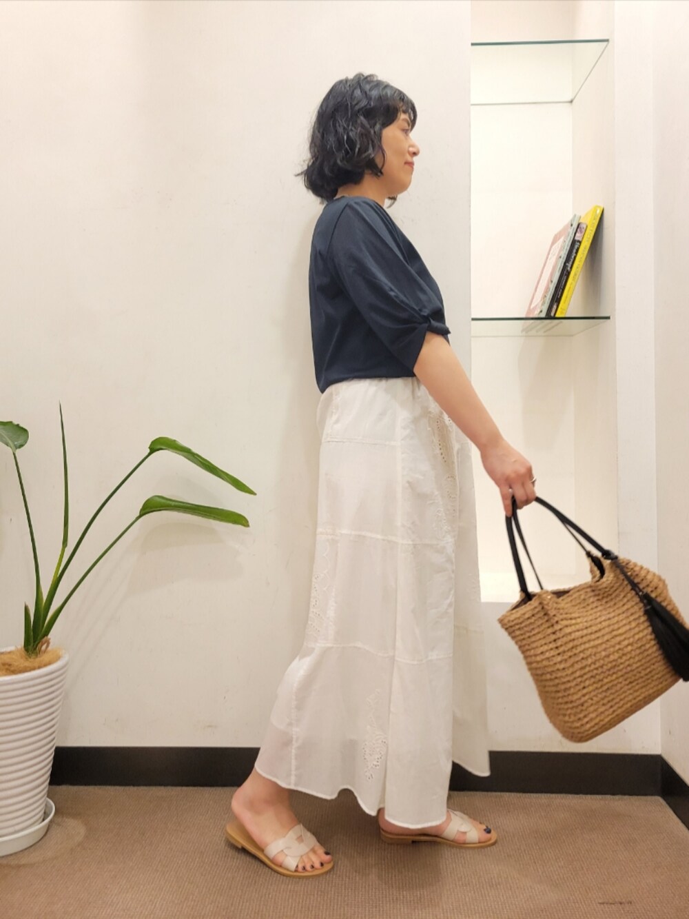 ブルー系のTシャツ/カットソー、ホワイト系のスカート、イエロー系のかごバッグを着用したレディースの夏コーディネートの4枚目の写真