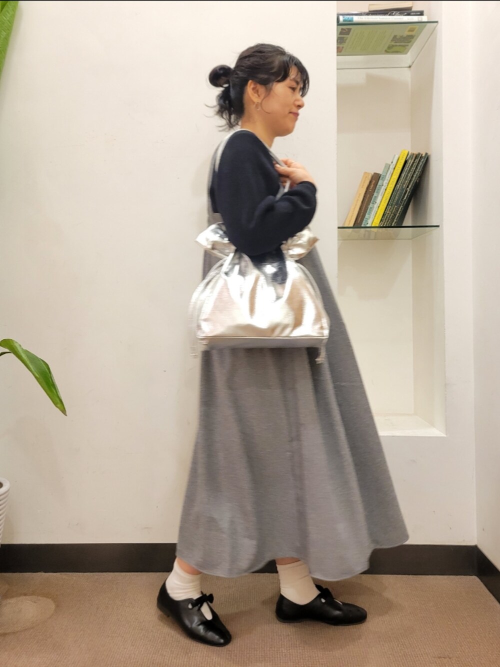 ブラック系のその他シューズ、シルバー系のトートバッグ、グレー系のワンピースを着用したレディースの冬コーディネートの3枚目の写真