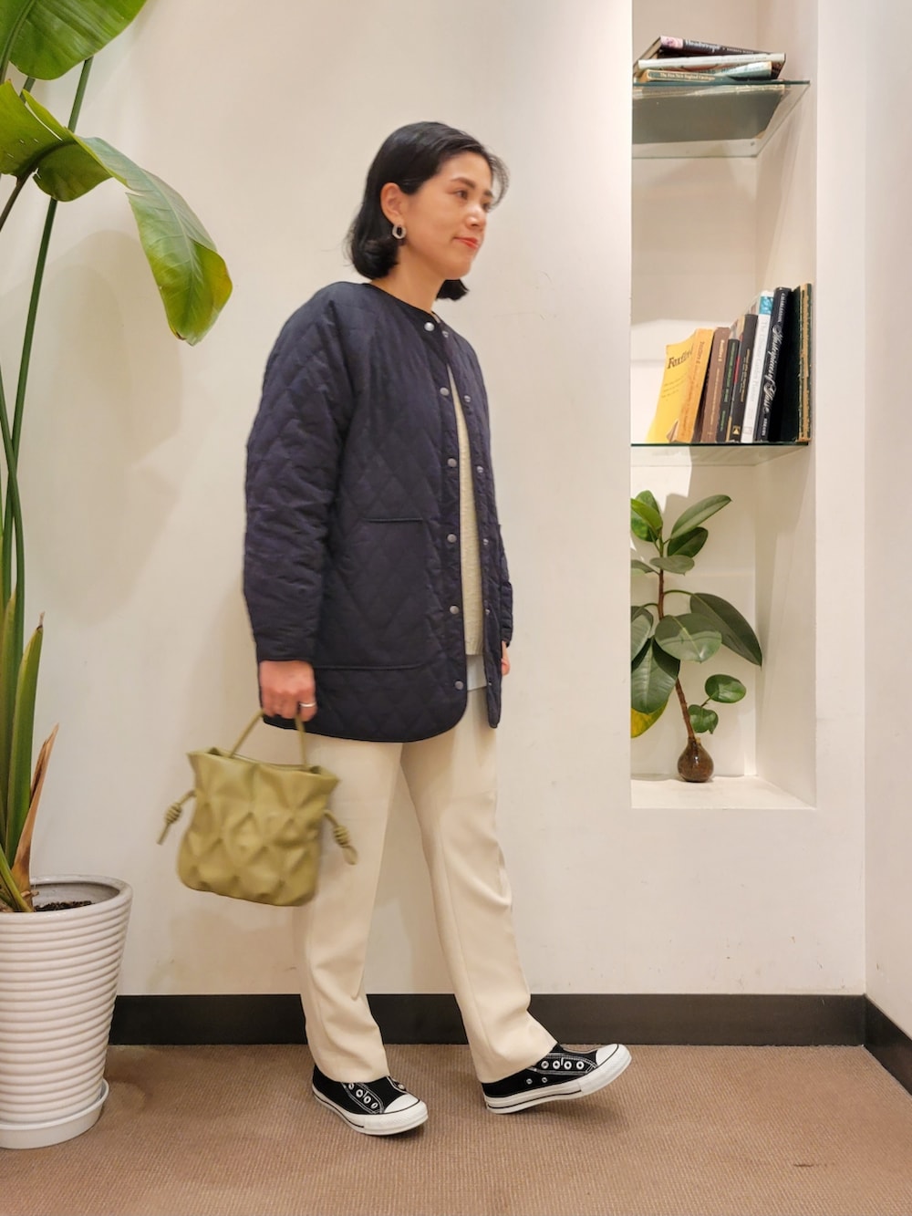 「ニット、キルティング、レイヤードスタイル、パンツスタイル、春コーデ、URBAN RESEARCH DOORS、アーバンリサーチドアーズ、おでかけコーデ、URBAN RESEARCH DOORS WOMENS、キルトジャケット、シンプルコーデ」|「URBAN RESEARCH DOORSのUSAコットンロングタンクトップ(タンクトップ、ホワイト系)」を使った、emiinamiiさん(レディース・164cm)の春コーディネートの2枚目の写真