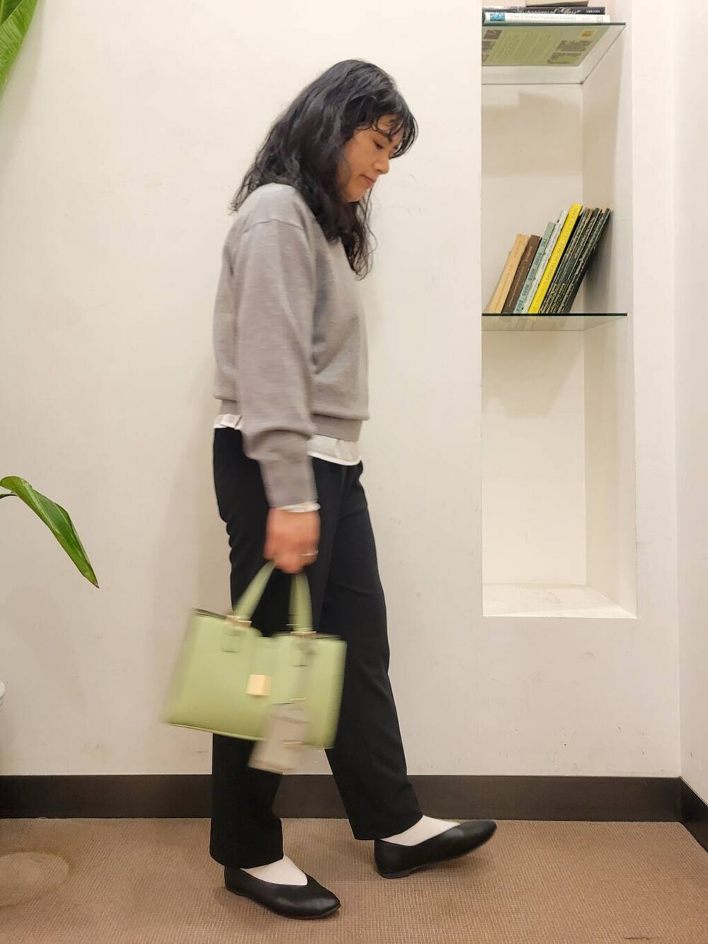 ホワイト系のシャツ/ブラウス、ブラック系のパンプス、ブラック系のその他パンツを着用したレディースの冬コーディネートの3枚目の写真