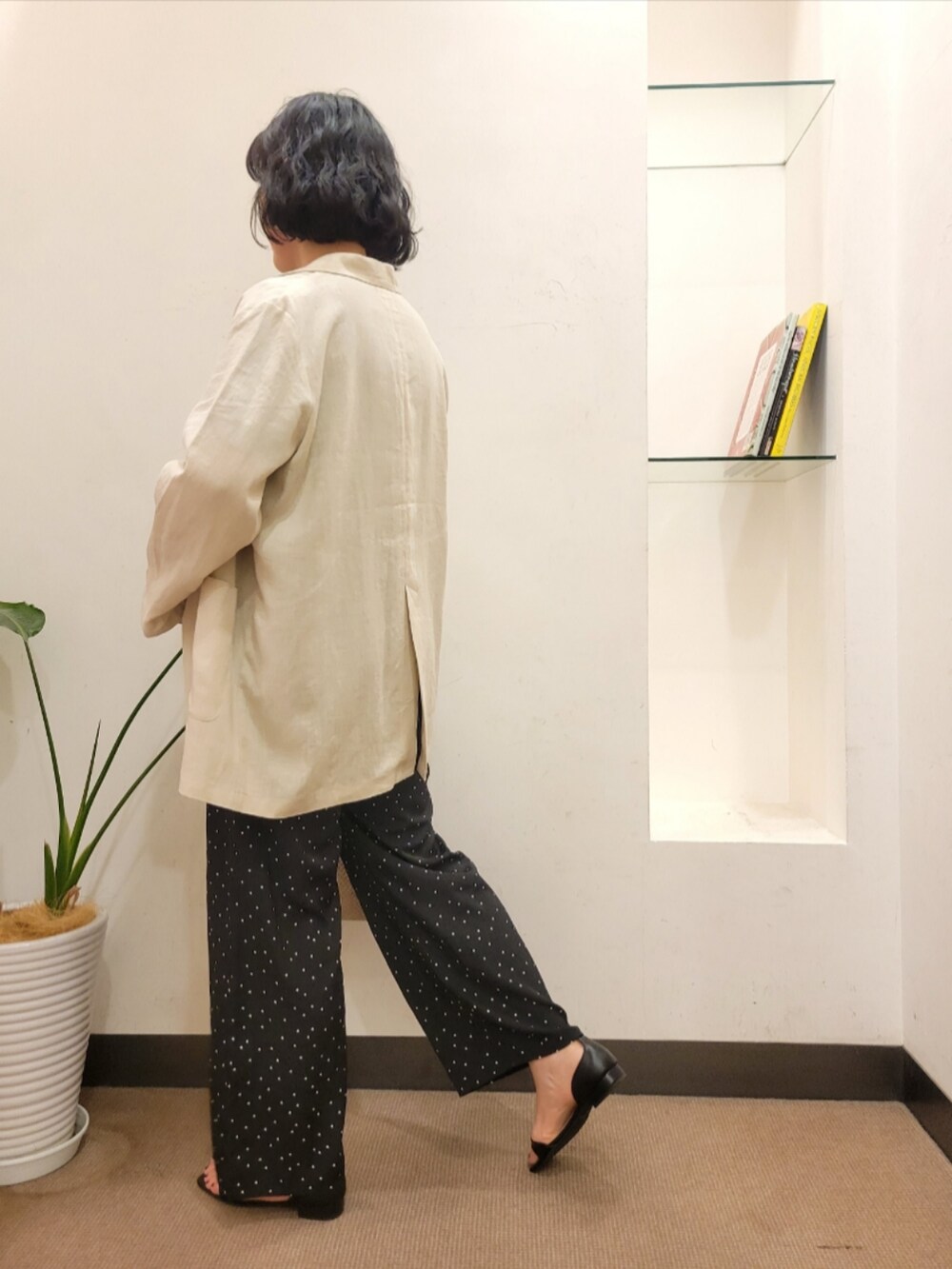 ブラック系のその他パンツ、ブラック系のTシャツ/カットソー、ベージュ系のその他アウターを着用したレディースの夏コーディネートの3枚目の写真