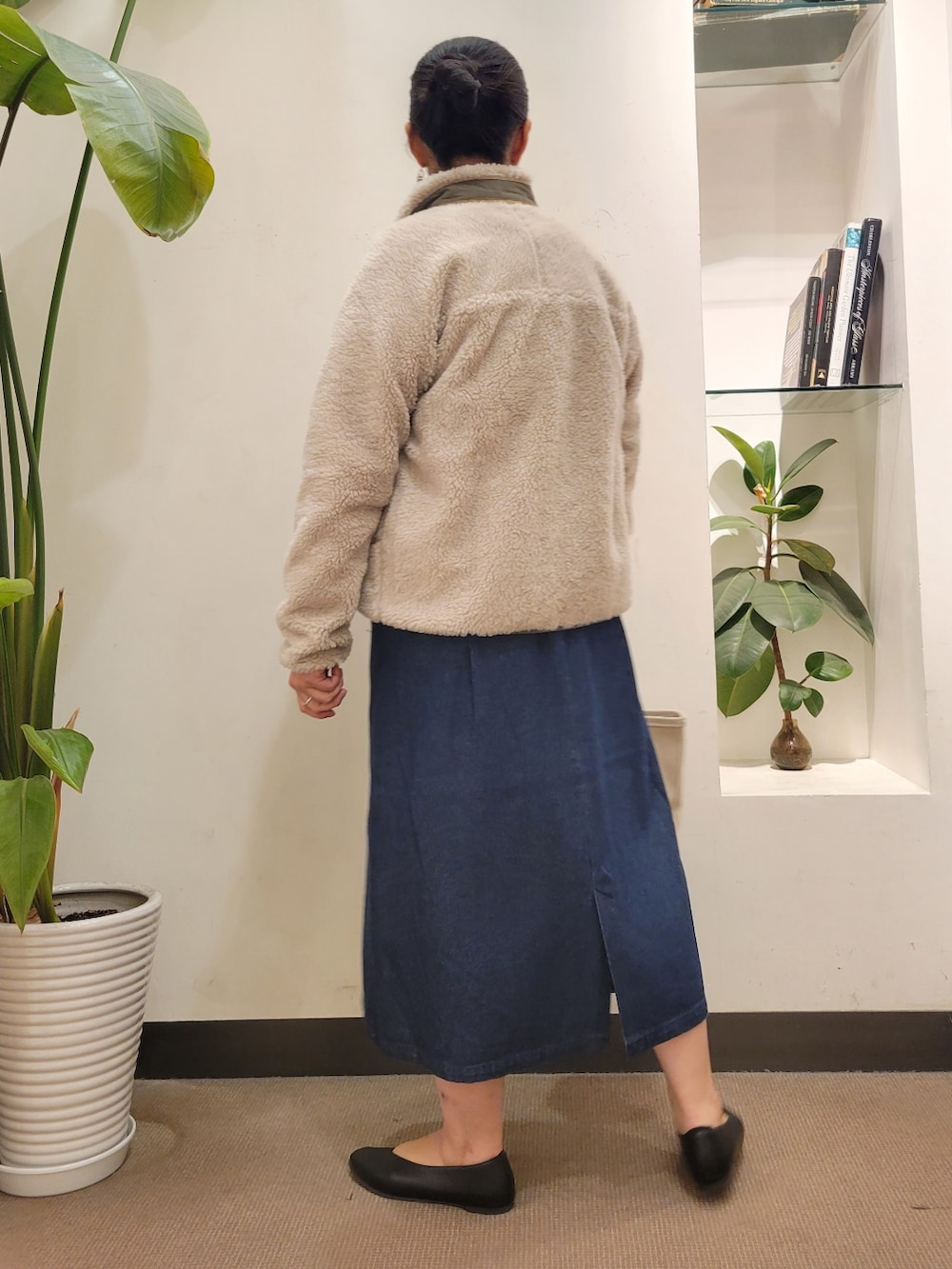 「デニム、パタゴニア、patagonia、ジャンパースカート、ママコーデ、ラクチンコーデ、URBAN RESEARCH DOORS、アーバンリサーチドアーズ、オトナカジュアル、URBAN RESEARCH DOORS WOMENS」｜「URBAN RESEARCH DOORSのVカットパンプス（パンプス、ブラック系）」を使った、emiinamiiさん（レディース・164cm）の秋コーディネートの3枚目の写真