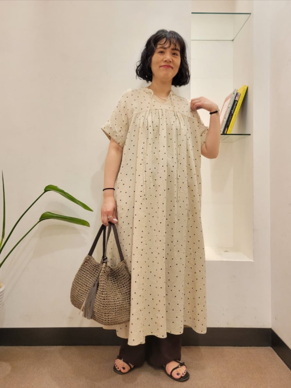 ベージュ系のワンピース、レッド系のその他パンツ、グレー系のかごバッグを着用したレディースの夏コーディネートの2枚目の写真