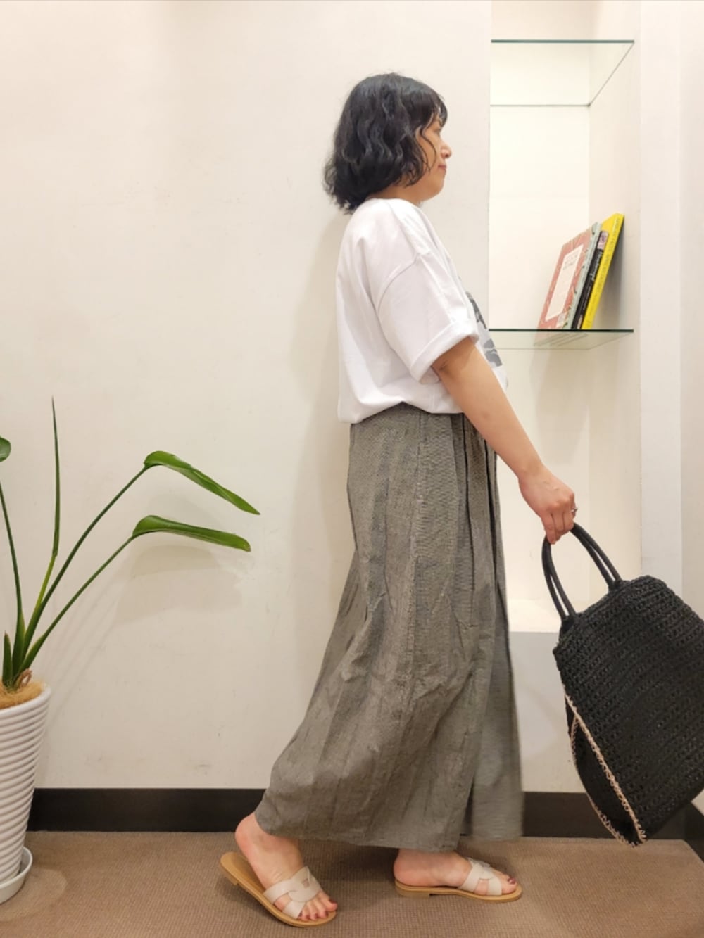 ホワイト系のTシャツ/カットソー、ブラック系のトートバッグ、ホワイト系のサンダルを着用したレディースの夏コーディネートの3枚目の写真