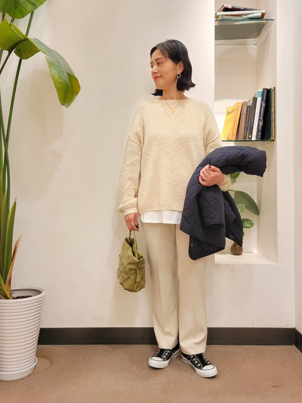 「ニット、キルティング、レイヤードスタイル、パンツスタイル、春コーデ、URBAN RESEARCH DOORS、アーバンリサーチドアーズ、おでかけコーデ、URBAN RESEARCH DOORS WOMENS、キルトジャケット、シンプルコーデ」|「URBAN RESEARCH DOORSのUSAコットンロングタンクトップ(タンクトップ、ホワイト系)」を使った、emiinamiiさん(レディース・164cm)の春コーディネートの4枚目の写真