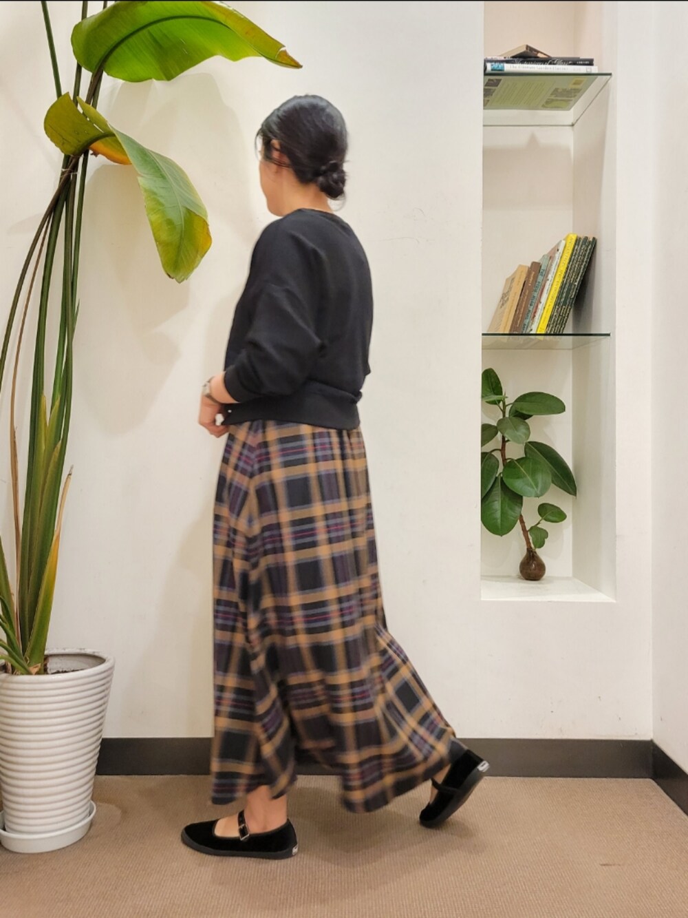 ブラック系のTシャツ/カットソーを着用したレディースの秋コーディネートの5枚目の写真