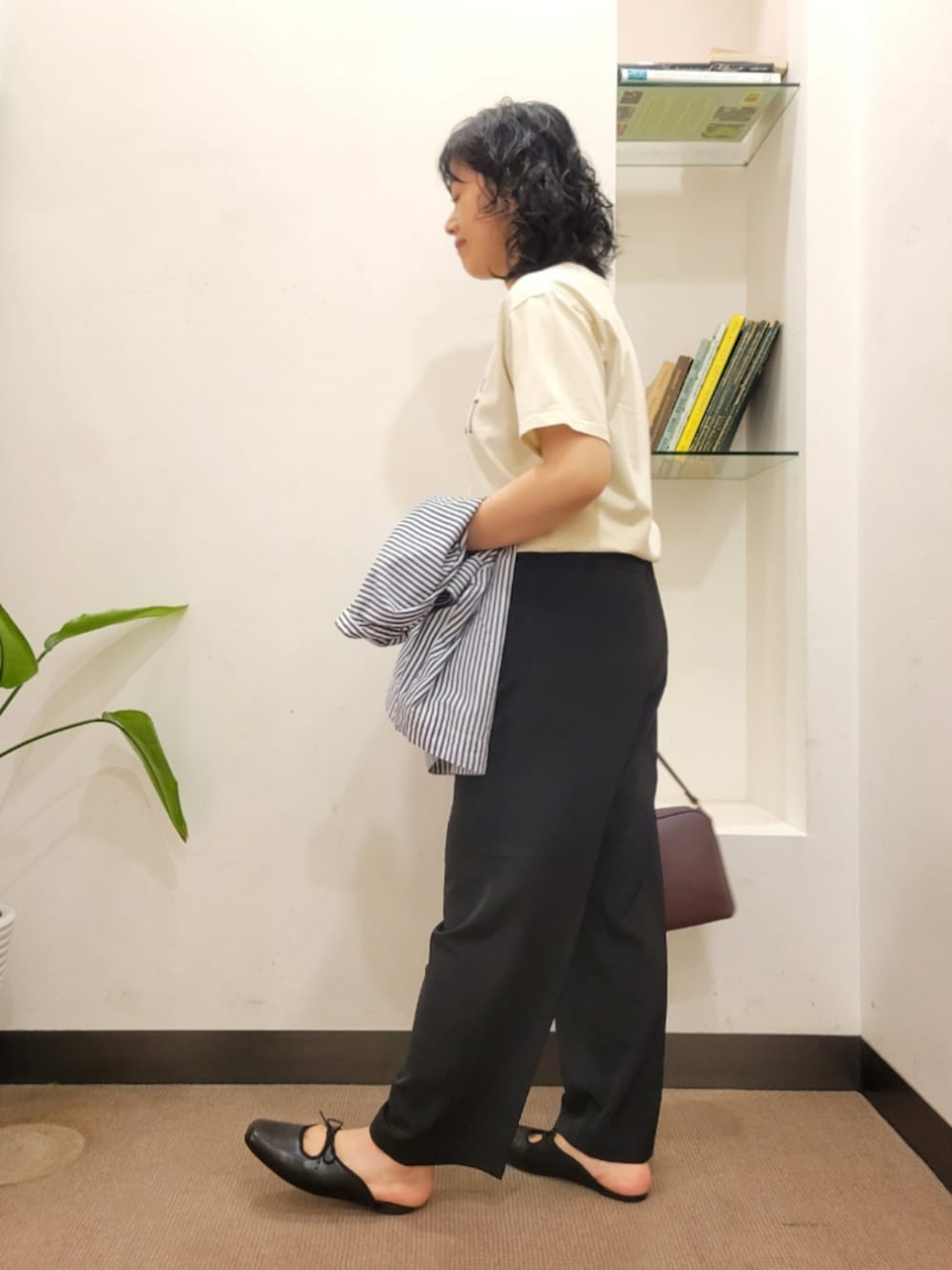 ブラック系のサンダル、ブルー系のシャツ/ブラウス、ベージュ系のTシャツ/カットソーを着用したレディースの夏コーディネートの5枚目の写真