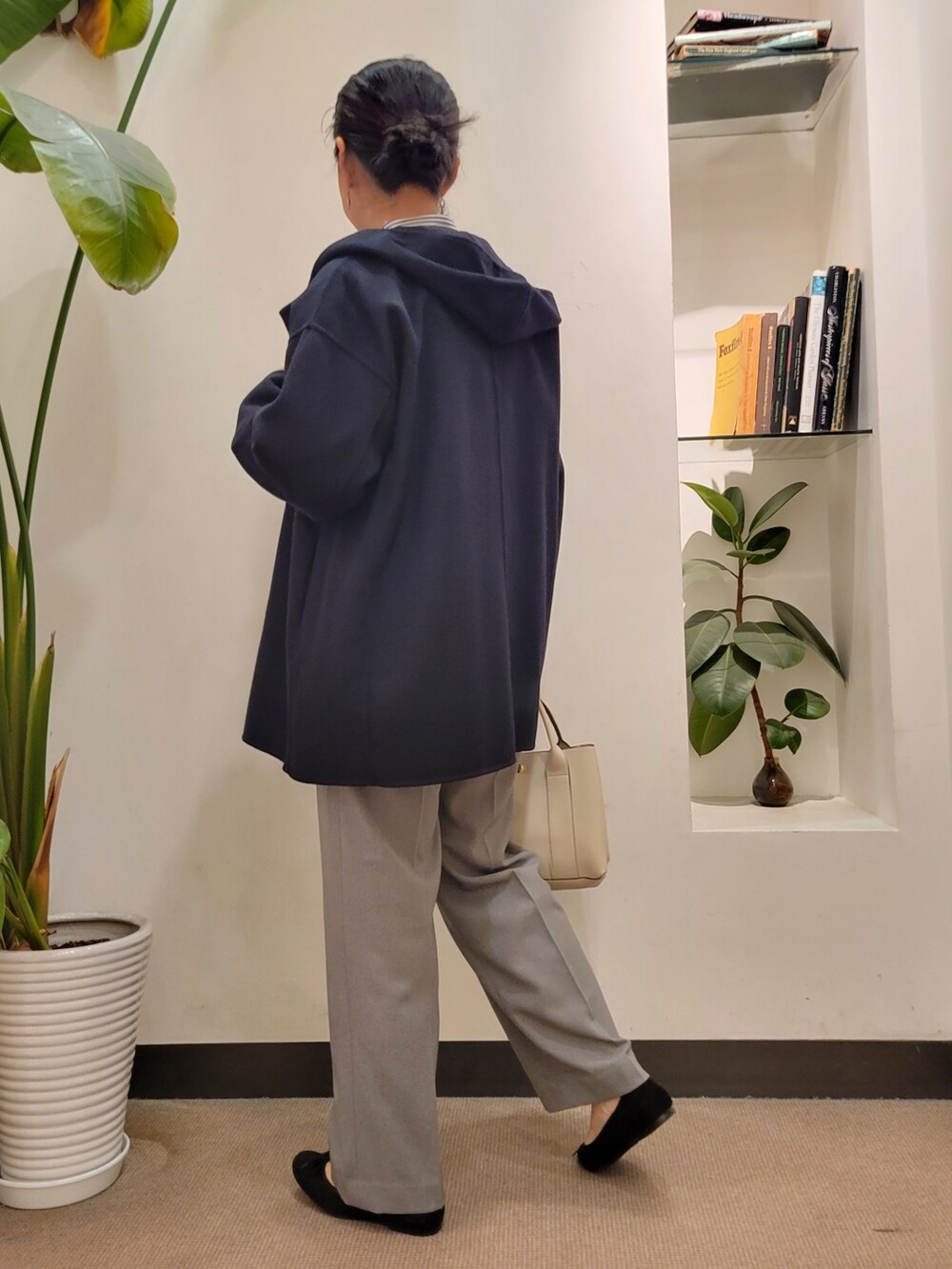 「コート、ニット、ストライプ、ゆるニット、レイヤードスタイル、パンツスタイル、ラクチンコーデ、URBAN RESEARCH DOORS、アーバンリサーチドアーズ、URBAN RESEARCH DOORS WOMENS」|「RODE SKOのプチダブルポケットトートバッグ(トートバッグ、ホワイト系)」を使った、emiinamiiさん(レディース・164cm)の冬コーディネートの4枚目の写真