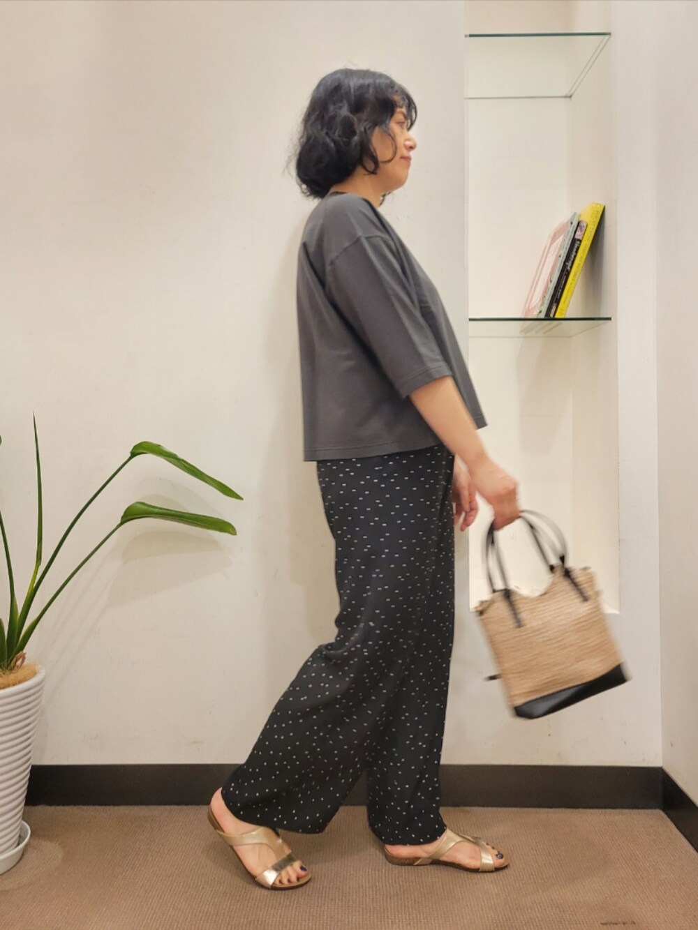 ブラック系のその他パンツ、ゴールド系のサンダル、ブラック系のショルダーバッグを着用したレディースの夏コーディネートの3枚目の写真