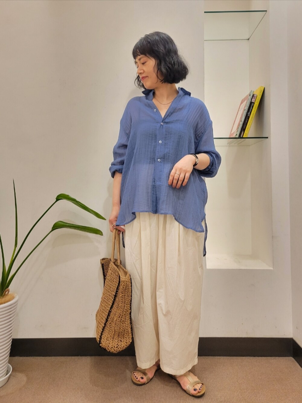 ホワイト系のその他パンツ、ブルー系のシャツ/ブラウス、ベージュ系のトートバッグを着用したレディースの夏コーディネートの3枚目の写真