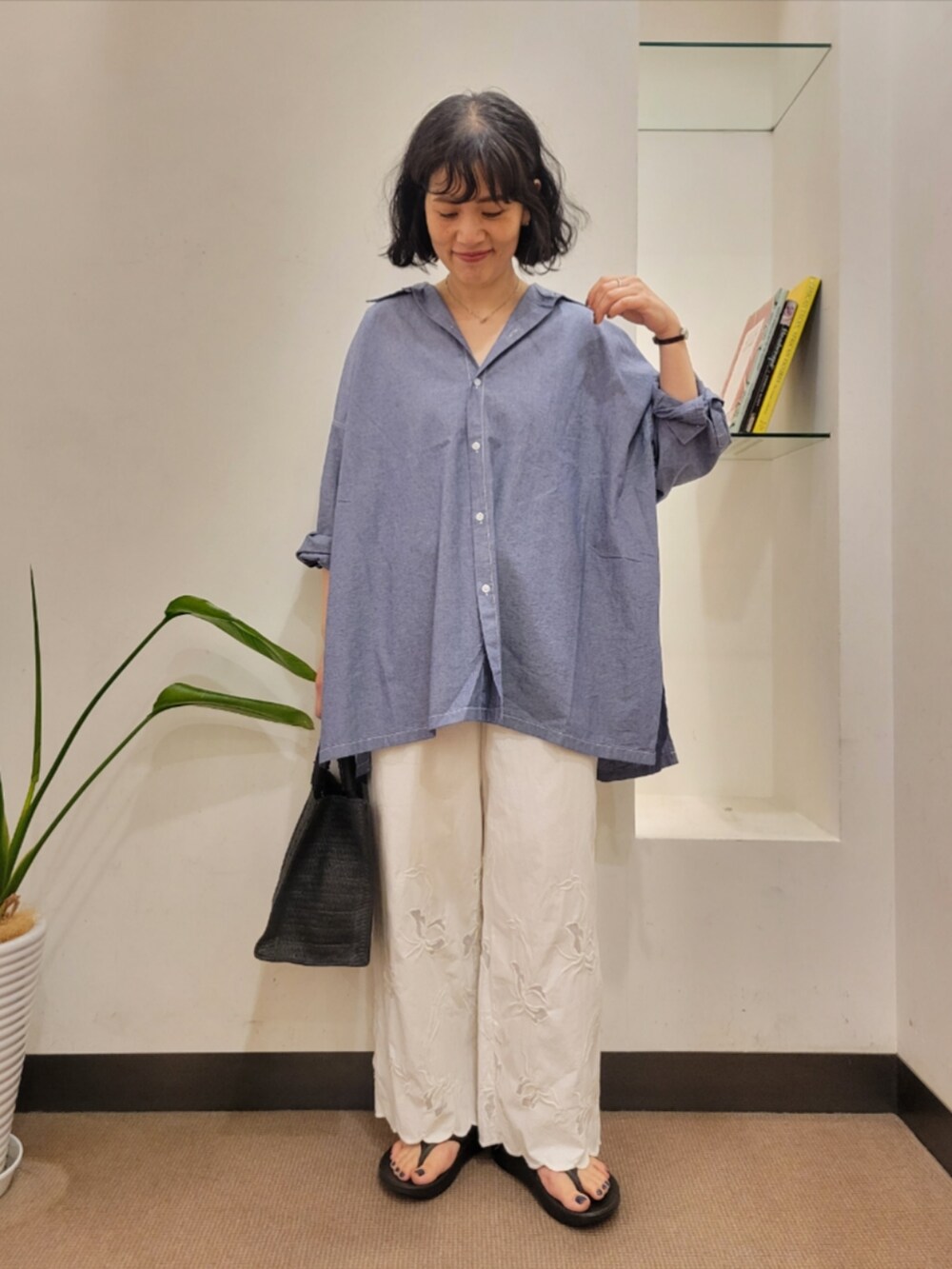 ホワイト系のその他パンツ、ブルー系のシャツ/ブラウス、ブラック系のハンドバッグを着用したレディースの夏コーディネートの3枚目の写真
