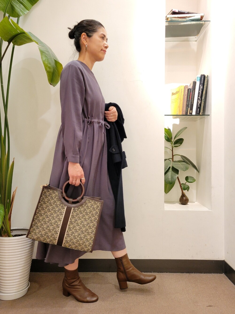 ブラウン系のブーツ、ブラウン系のトートバッグ、グレー系のワンピースを着用したレディースの冬コーディネートの5枚目の写真