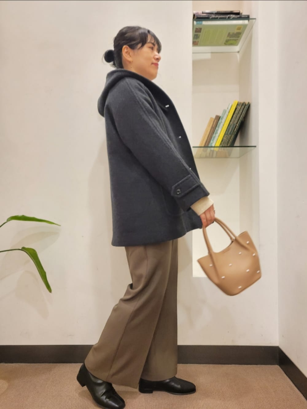 グレー系のその他アウター、ベージュ系のニット/セーター、ブラウン系のその他パンツを着用したレディースの冬コーディネートの2枚目の写真