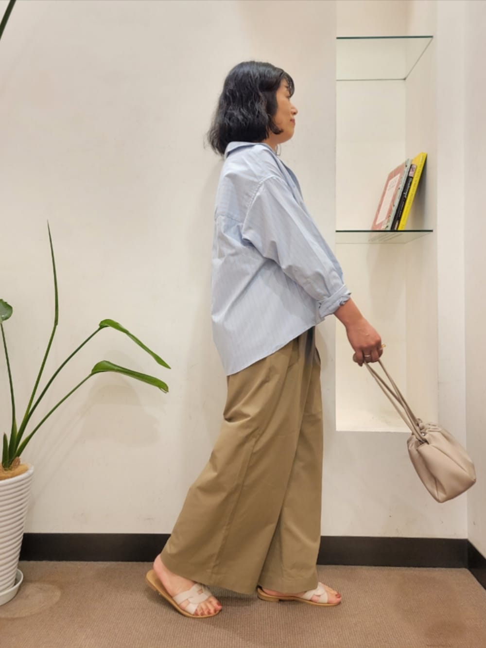 グレー系のショルダーバッグ、ベージュ系のその他パンツ、ブルー系のシャツ/ブラウスを着用したレディースの夏コーディネートの3枚目の写真