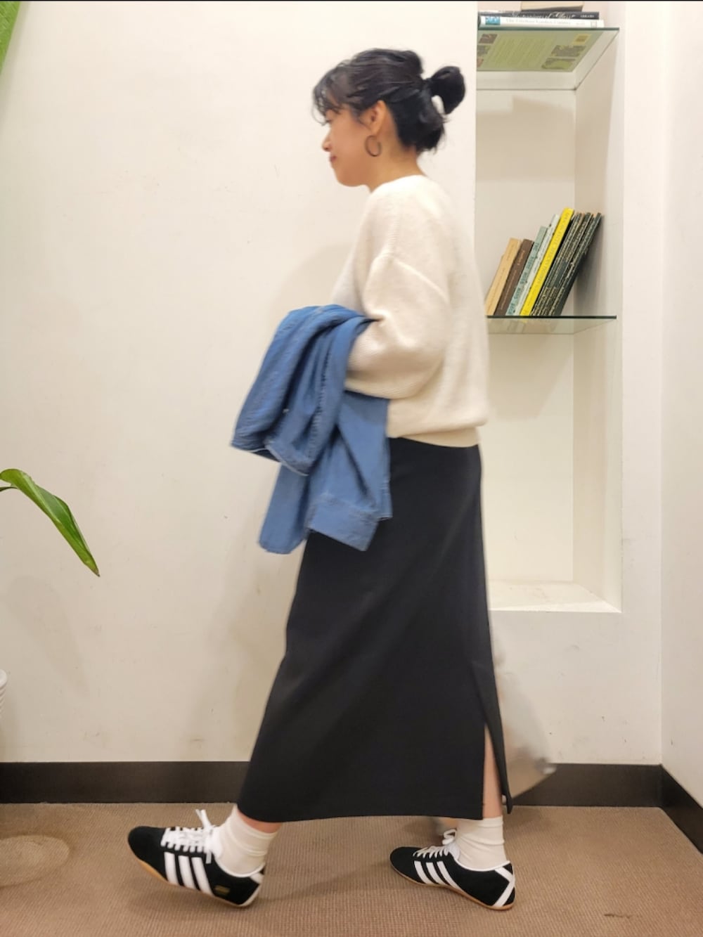 シルバー系のトートバッグ、ブルー系のシャツ/ブラウス、ブラック系のスカートを着用したレディースの冬コーディネートの5枚目の写真